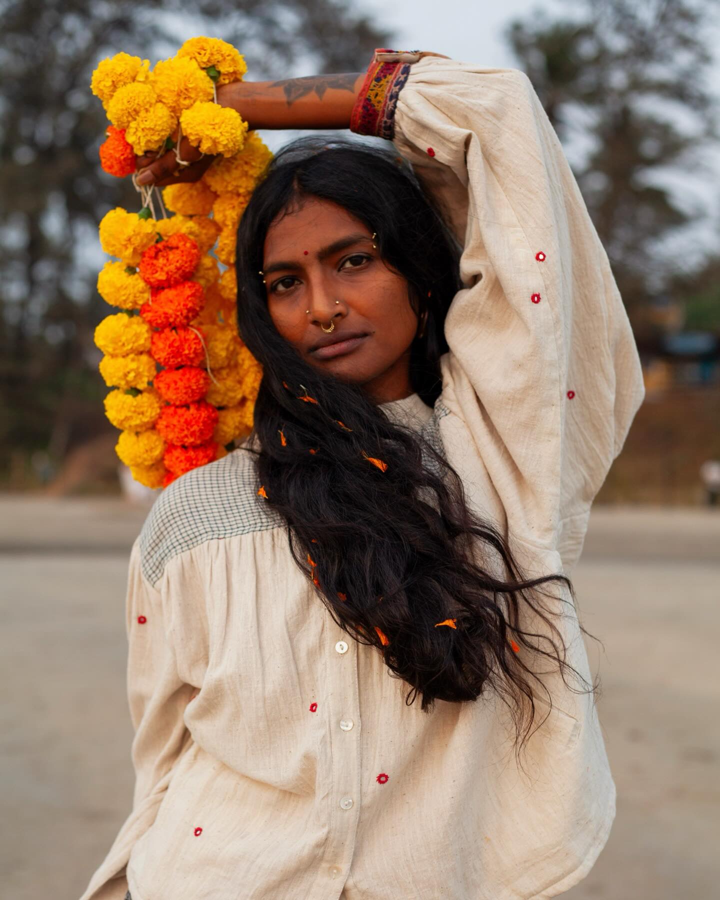 Definitely one of my personal favourites to wear 💛
Crafted from locally grown, organic Kala cotton, hand-spun, handwoven and naturally dyed.
Decorated with tiny hand-embroidered mirrors and finished with handpicked vintage embroidered cuffs.
Available in three colours: off-white, black and ochre.
It’s fully lined, and… last but not least: it has pockets! ✨ In store @ Oudegracht 310 & online THAAMSZ.com
