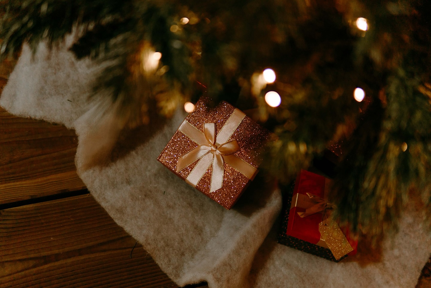 December. Een maand die vol is.
Vol feestdagen, volle agenda’s, en cadeautjes onder de boom 🎁🎄
Vol gezelschap, verhalen die we delen, en herinneringen die we koesteren.
Een tijd om stil te staan, om terug te kijken, om opnieuw te voelen wat belangrijk is ✨
Hoe ouder ik word, hoe bewuster ik deze momenten beleef.
Ik kies voor rust in plaats van drukte.
Voor herinneringen boven perfect ingepakte cadeaus.
Voor momenten die écht bijblijven 🤍
Soms zit de magie in iets kleins: een simpel cadeautje, een kaartje, een gebaar.
Een moment waarop je even stil kunt staan, glimlachen, en voelen: dit is December ❄️
Nog op zoek naar dat kleine gebaar dat écht bijblijft?
Mijn cadeaubonnen liggen klaar om een mooi plekje onder de boom te vinden 📸