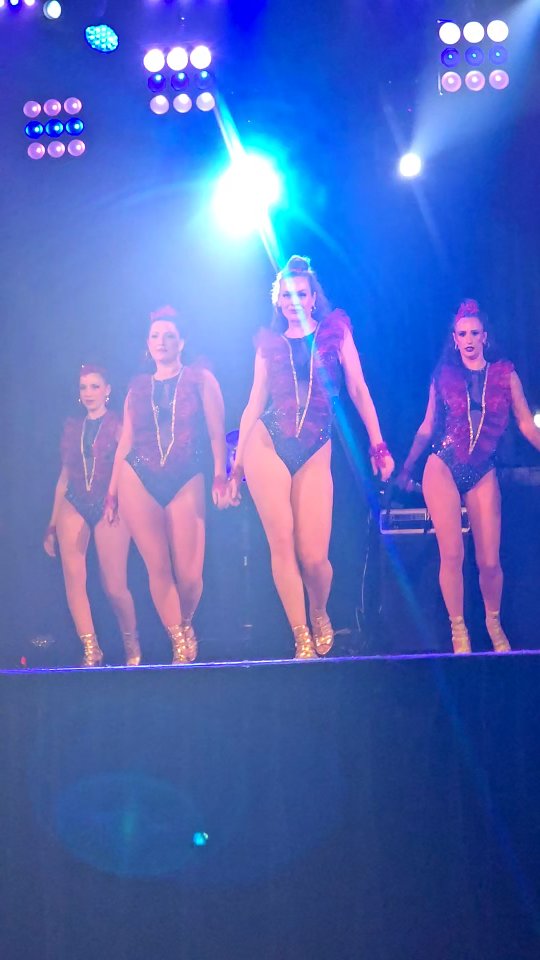 Our team was so excited to bring our routine which places 1st at the @australasiansambacompetition earlier this year to the @escoladesamba_sydney Gala and share it with our wider Escola community ❤️🖤🧡
So many of the Sydney girls had watched this performance from afar and sent love and support during the competition — performing it live for them felt extra special for our girls.
Choreography: @__erin.skye__ @janita_periquita_samba
Performers: @__erin.skye__ @janita_periquita_samba @_kiminha_ @kerri_samba @lucygeorginana
🎥 @umpobrenaaustralia