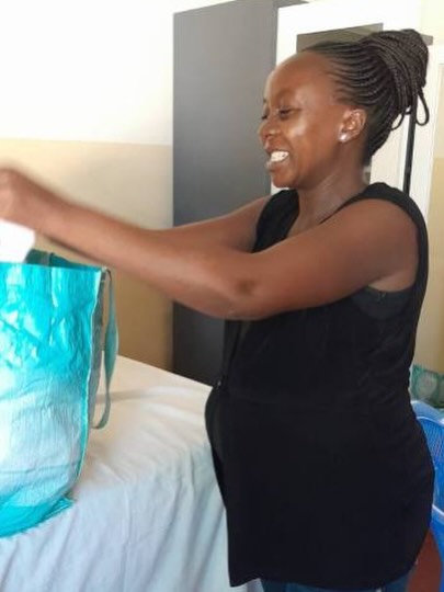 Mit wenig Mitteln viel bewirken
«Ich war da, ich habe es mit eigenen Augen gesehen – und es hat mich berührt.» 💛
Medizinstudent Corvin Ravaioli lobt unser Medical Centre 🏥: Mit vergleichsweise wenig Geld 💶 könne hier unglaublich viel bewirkt und Tausenden Menschen geholfen werden.
Unter der Leitung von Violet Maghangha 👩⚕️ gelingt es dem Team aus einheimischen Fachkräften, Vertrauen 🤝 aufzubauen und Sicherheit zu geben. Krankheiten und Verletzungen werden früh behandelt 🩺 – bevor sie schwerwiegend werden.
«Violet ist eine starke Persönlichkeit und das Bindeglied zur Bevölkerung.» ✨
Corvin wünscht sich, dass auch künftig genug Mittel vorhanden sind, um das Medical Centre weiterzuführen und auszubauen 🙏🌱.
#rheinvalleyhospital #medicalcentre #kenia #medizinischebehandlung #hilfswerk freiwilligenarbeit bildung gesundheit bildungundgesundheit gesundheitundbildung inkubator fruehchen baby kindheit childhood
majimoto medicalcentre matuga therapieraeumerheinvalleymedicalcentre altstaettenstgallerrheintal rheintal rheinvalleyfonds