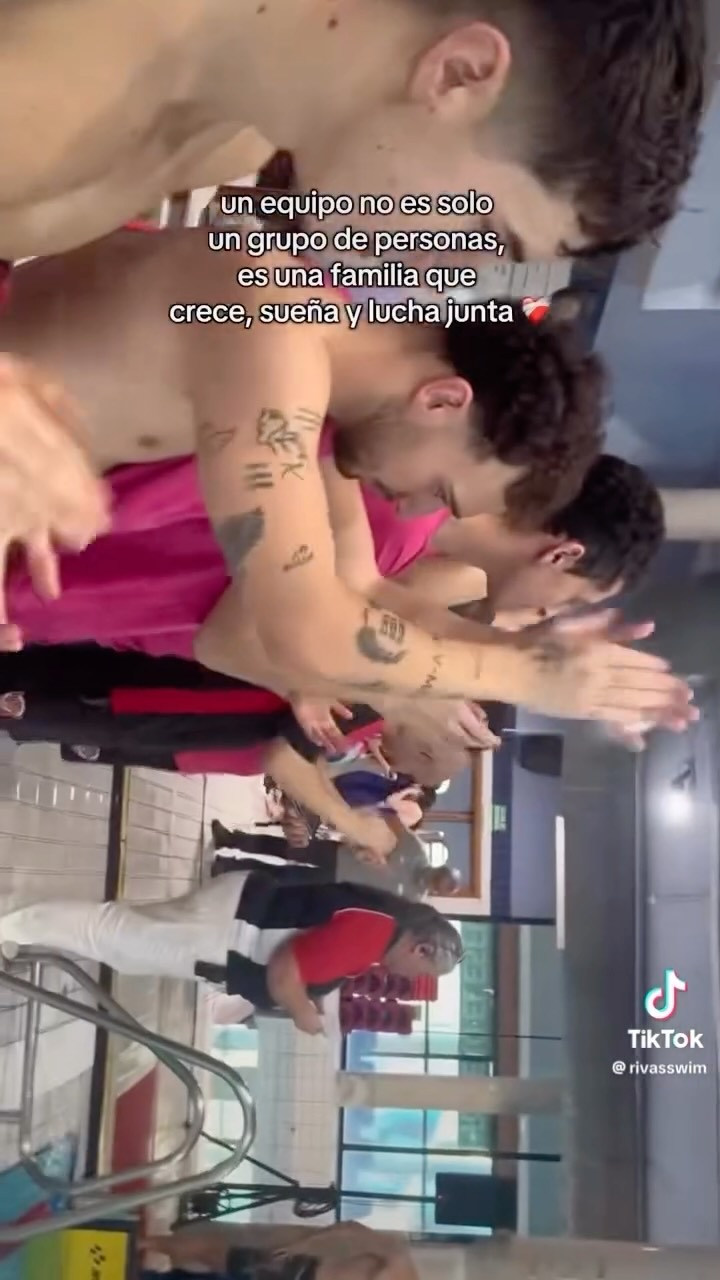 “Una piña, un equipo, un objetivo.. 🖤❤️
Así se vive la copa 🔥