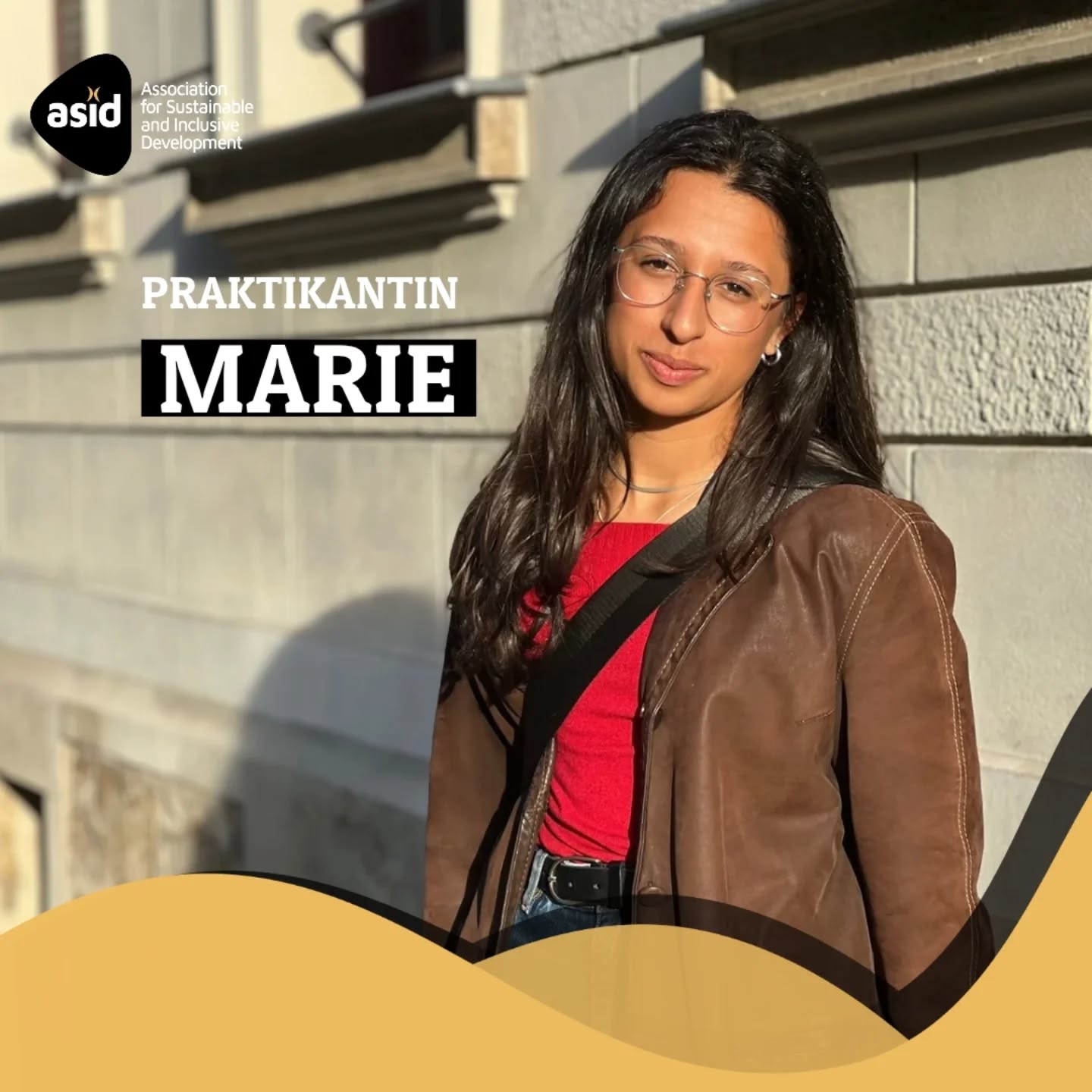 Marie studiert im Master Development Studies an der Universität Lund in Schweden. Derzeit absolviert sie ein Praktikum bei ASID Europe e.V. und erhält dort Einblick in administrative und operative Prozesse im Bereich des zivilgesellschaftlichen Engagements für machtkritische, dekoloniale und feministische Entwicklungszusammenarbeit.
Maries thematische Schwerpunkte im Praktikum liegen dabei in der kritischen Betrachtung von Fair Trade, dem Kennenlernen dekoloniale Entwicklungspraxis und der Vernetzung zivilgesellschaftlicher und afrodiasporischer Organisationen in kommunaler Entwicklungspolitik.
