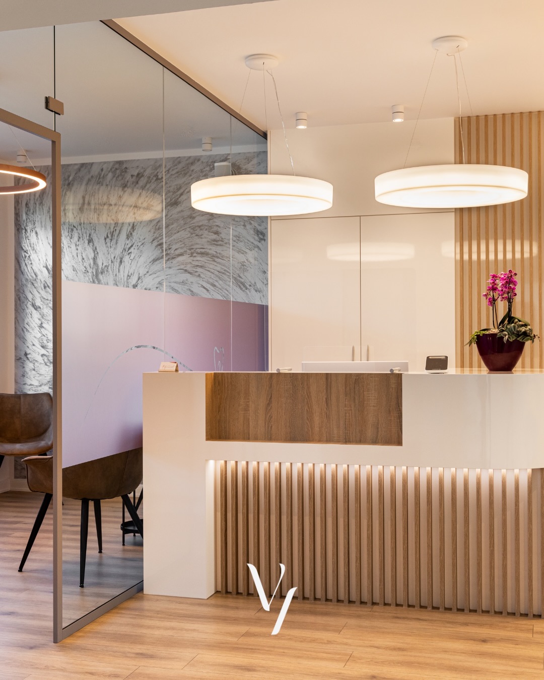 Räume sind nie nur Räume ☝🏻
Sie tragen Haltung, Entscheidungen und den Wunsch, dass sich andere darin gut aufgehoben fühlen. Und bei manchen Räumen ist genau diese Atmosphäre extrem wichtig. Wie zum Beispiel in Arztpraxen!
Bei diesem Projekt ging es genau darum:
Nicht um Perfektion oder um reine Gestaltung. Sondern um das Gefühl, das bleibt, wenn man den Raum betritt.
✨ Licht, das führt statt zu blenden und Materialien, die Ruhe geben.
Proportionen, die nicht erklären müssen, sondern wirken.
Ich glaube daran, dass Fotografie genau hier ansetzt. Dort, wo Räume Teil eines Gesamtkonzepts sind.
Wo sie Vertrauen aufbauen, noch bevor ein Wort gesprochen wird.
Und wo sichtbar wird, wofür Menschen und ihre Arbeit stehen.
📷 Genau so begleite ich Projekte.
Leise. Durchdacht.
Mit dem Blick für das, was zwischen Licht, Form und Atmosphäre entsteht.
Wenn du spürst, dass deine Räume mehr erzählen dürfen (oder müssen) als nur „schön“, dann weißt du, wo du mich findest 🤍
📷
Ich bin Vicky – Interior & Brand Fotografin.
Meine Bilder zeigen nicht nur Räume oder Portraits, sondern die Wirkung dahinter: Persönlichkeit, Designprozess und das Gefühl, das deine Marke ausmacht. Ich entwickle Bildwelten, die für dich sprechen, noch bevor du überhaupt ein Wort sagst.