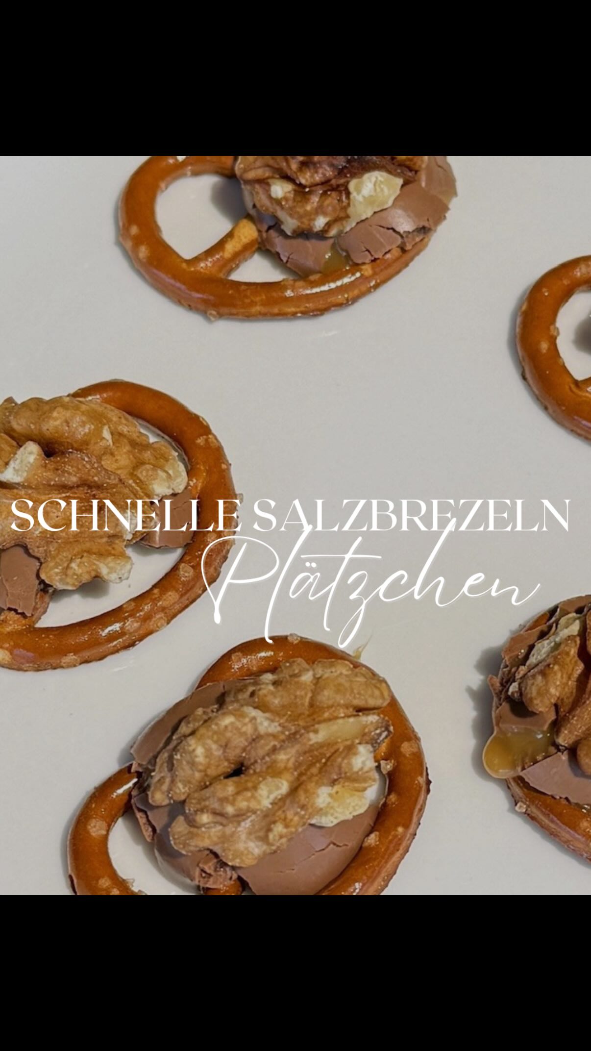 Für alle die eine schnelle Plätzchen Alternative suchen: Walnuss-Salzbrezeln! 🥨🌰
Nussig, salzig, süß.
Dieser winterliche Snack ist super einfach und schnell zubereitet! Achtet beim Einkaufen nur darauf, dass ihr nicht aus Versehen die Schokolade mit Minzgeschmack erwischt 😃
Für die Walnuss-Salzbrezeln braucht ihr:
Salzbrezeln
Walnüsse
Rolo oder eine andere Schokolade mit Karamellkern :)
Legt zuerst jeweils eine Salzbrezel aufs Blech und setzt ein Rolo in die Mitte. Dann kommt alles für ca. 10 Minuten bei 120 Grad in den Ofen. Kleiner Tipp: Ihr könnt das perfekt direkt nach dem Plätzchenbacken machen – die Restwärme reicht völlig aus.
Sobald die Schokolade geschmolzen ist, gebt ihr die Walnüsse oben drauf und drückt sie leicht an. Viel Spaß beim Nachmachen! 🤎✨
#walnusssalzbrezeln #wintersnack #süßundsalzig #weihnachtsideen #snackrezept #easyrezept #foodinspo #selbstgemacht #karamellliebe #weihnachtssnacks #küchenhausfriedt #kraichgau #küchenstudio #plätzchen #einfachbacken #weihnachten #schnelleplätzchen #cateringbachmann #eppingen #heilbronn #backen #sinsheim #lustig