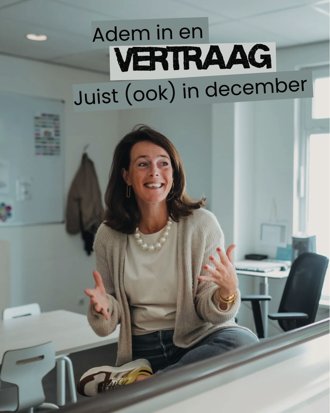 🔥 Tip van de week!
Adem in en uit. Vertraag.
De afgelopen jaren gaf ik in december de tip om de maand vooral niet drukker te maken dan dat het is. De versiering hoeft niet over the top, je hoeft niet al je lessen op te leuken met Sint en kerst, je kan de heftigheid minimaliseren en het voor jezelf, de kinderen (en hun ouders) behapbaarder maken.
Tegelijkertijd weet ik dat deze maand hoe dan ook heftig voelt voor leraren. Je hebt niet altijd invloed op planning, aankleding, drukte en intensiteit. Wél op je ademhaling.
Een tijdje terug was ik bij een psychosomatische fysiotherapeut. Een jaar nadat ik door mijn rug was gegaan, was de pijn nóg niet echt weg. Ik kan niet goed uitleggen hoe deze fysio verschilt van een ‘gewone’ maar ze heeft mij oa een andere benadering van pijn geleerd. Waarbij het mentale stuk een rol speelt.
Na een aantal afspraken met oefeningen en tips ging het oprecht beter maar was ik wel bang meer last te krijgen als ik drukke dagen had met mijn werk. Zij had uiteraard door dat ik alles in hoog tempo doe, met veel energie, maar helaas daardoor ook zonder al teveel bewaking van mijn eigen grenzen omdat ik mijn lichaam simpelweg de tijd en rust niet geef om deze te herkennen.
De oefening die ze me liet doen werkt voor mij sindsdien zo vaak zo goed! Ik kreeg de opdracht mijn ademhaling te registreren. Hoeveel tellen adem ik in, hou ik rust, adem ik uit, hou ik rust. Hierna kwam de opdracht die het voor mij zinvol maakt. Ik moet VERTRAGEN. Nog een keer het riedeltje maar het moet langzamer.
Dat registreren lukt me niet. Zodra ik de tijd neem om bewust te ademen, wil ik registreren maar ga ik direct naar vertragen. Ik probeer dit een aantal keer per dag te doen. Soms omdat ik voel dat ik te hoog in m’n energie zit maar vaak genoeg gewoon omdat ik eraan denk. Het werkt. Mijn schouders zakken, ik voel mijn lijf beter want ik zak er als het ware in en ik probeer even niets te denken of te doen. Ongelooflijk toch dat dit kleine momentje al rust geeft?
Als er iets is dat leraren in december kunnen gebruiken is het rust. Dus adem in, adem uit en vertraag. Zo kom je de maand zeker weten door!