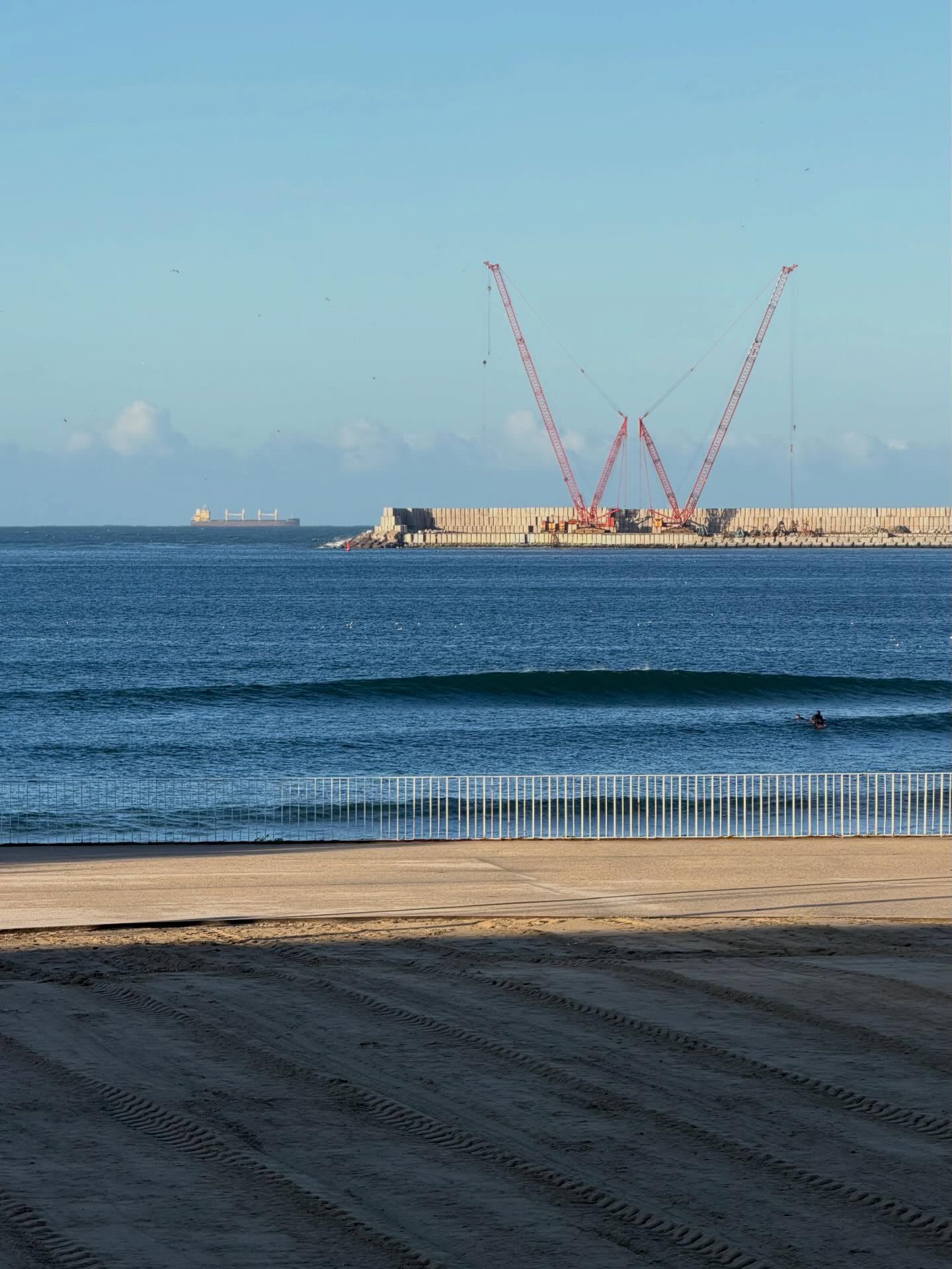 One man’s trash is another man’s treasure… We may not all agree on the caliber of the waves at every single peak of our local break, but at least we had quorum today to agree to disagree. And enjoy a cuppa Joe with a Sidekick to warm those fingers and toes. Water still a temperate 17C, so outside temps in the single digits early on in the day call for hot beach brew or lingering in the ocean… or both! An eclectic quiver for today’s quartet including Josh Hall Panacea 6’8, Manila 7’3 Fish, Mandala 7’2 Stubbie Twinzer and Campbell Bros 8’11 Bonzer.
#surfwithfriends #surfclub #surfboardclub #surfporto #surfportugal #surfboards #joshhallsurfboards #eggsurfboard #mandalacustomshapes #stubbie #twinzer #fishsimmons #campbellbrothers #bonzerglider #glidersurfboards #bonzer3