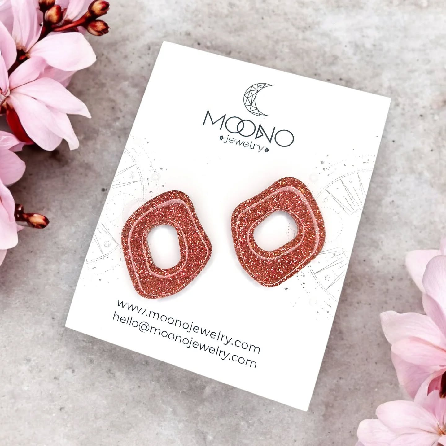 ✨ Funky Pebbles No. 6. extra csillogós rosegold 🌸
A kollekcióból több fazon és szín is elérhető az alábbi helyszíneken:
@prizmadesignerstore
@silvetty.stilusgaleria
@canaanconceptbeautystore
Webshop: www.moonojewelry.com
#moono #moonoékszer #egyediékszer #viseljszínt #színesékszer #fülbevaló #színtípusok #statementékszer #magyartervező #vegyélhazait #funkypebbles #újkollekció #localbrand #hungariandesign #hungariandesigner #earrings #statementearrings