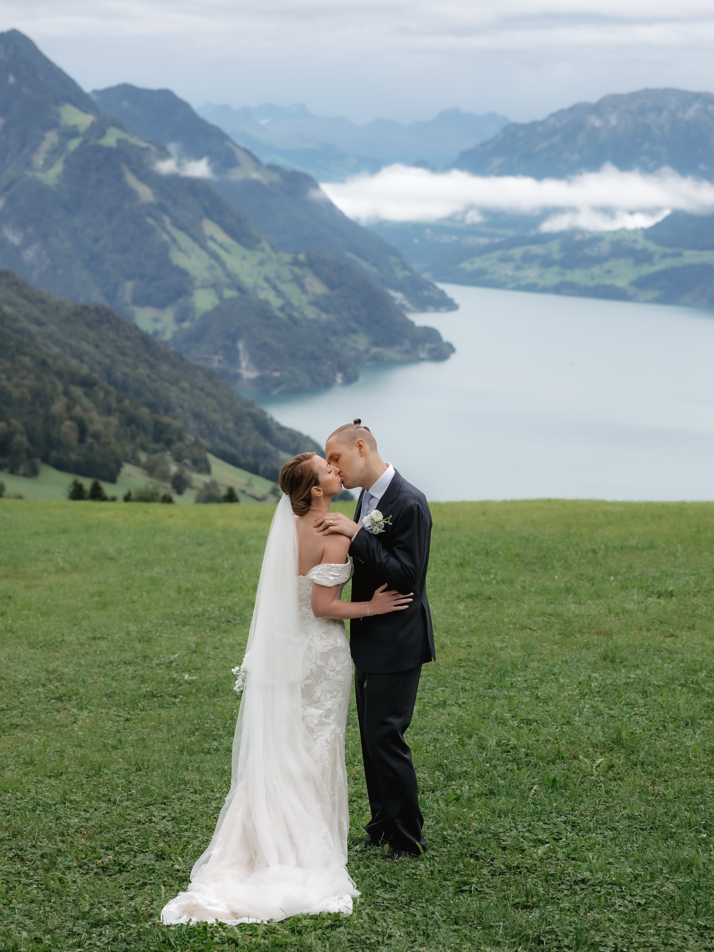 Some of my favorites from C+S wedding day
Wedding planner: @souvenir_weddingplanning
Venue: @villahonegg
Makeup and hairstyle: @sinemyavsaner
Cake: @diezuckerbaeckerin
Flowers and decorations: @bloomful_flowers_decoration
Musicians: @duoalronk
#villahonegg #weddinginthealps #switzerlandwedding