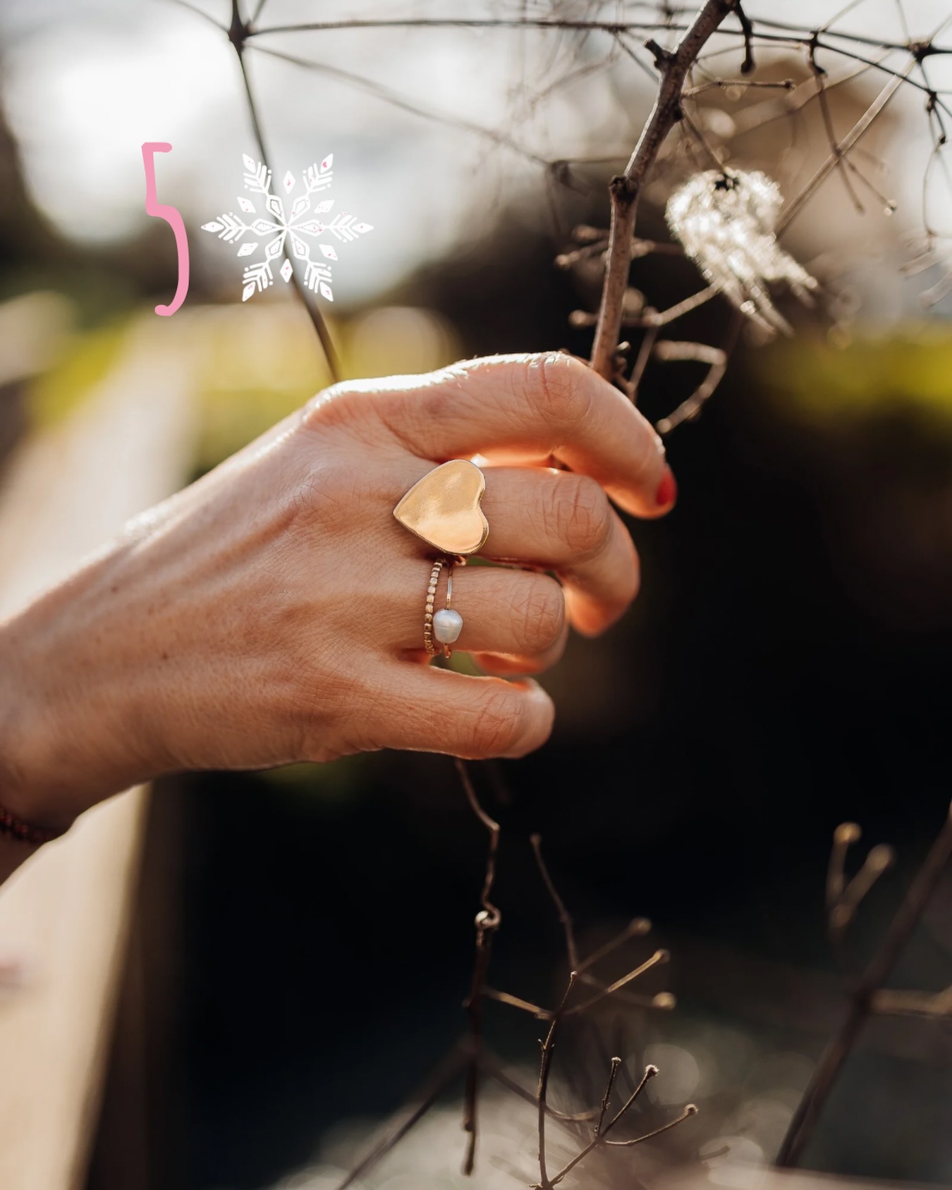 ✨ Jour 5 du Calendrier de l’Avent Elluce
Aujourd’hui, on met le cœur sur la main… littéralement. 💛
Une bague toute en simplicité et en poésie, façonnée en bronze et or laminé, symbole d’amour par excellence !
L’amour pour quelqu’un, bien sûr…mais aussi (et surtout) l’amour de soi. ✨
Le cœur, avant d’être l’emoji qu’on envoie à tout va, c’est un symbole ancien, profond : le centre des émotions, de la morale, de la spiritualité.
Un petit morceau d’humanité que l’on porte fièrement.
Et depuis le Moyen Âge, sa forme telle qu’on la connaît aujourd’hui s’est ancrée dans notre imaginaire : douce, arrondie, généreuse.
Symbole d’amour, de santé, de bien-être, de convivialité.
Un petit talisman du quotidien.
La bague Cœur, c’est tout ça à la fois :
un geste tendre,
une attention envers soi,
un rappel que l’affectif…ça se porte, ça se montre, ça se célèbre. 💛✨
Alors, aujourd’hui… tu te choisis toi ?
Ou tu penses à quelqu’un en particulier ? 💬
#artisanatfrançais#faitmaiinavecamour#créatricebijoux#bijouxpierresnaturelles#bijouxmadeinfrance#bijouxdurables#cadeauxmariage#prendresoindemoi#ressentir#mamanactive#jaimelanature#momentpoursoi#cadeaufemme#villedepau#biendanssapeau#mafamille#emotive#developpementpersonnel#oceanvibes