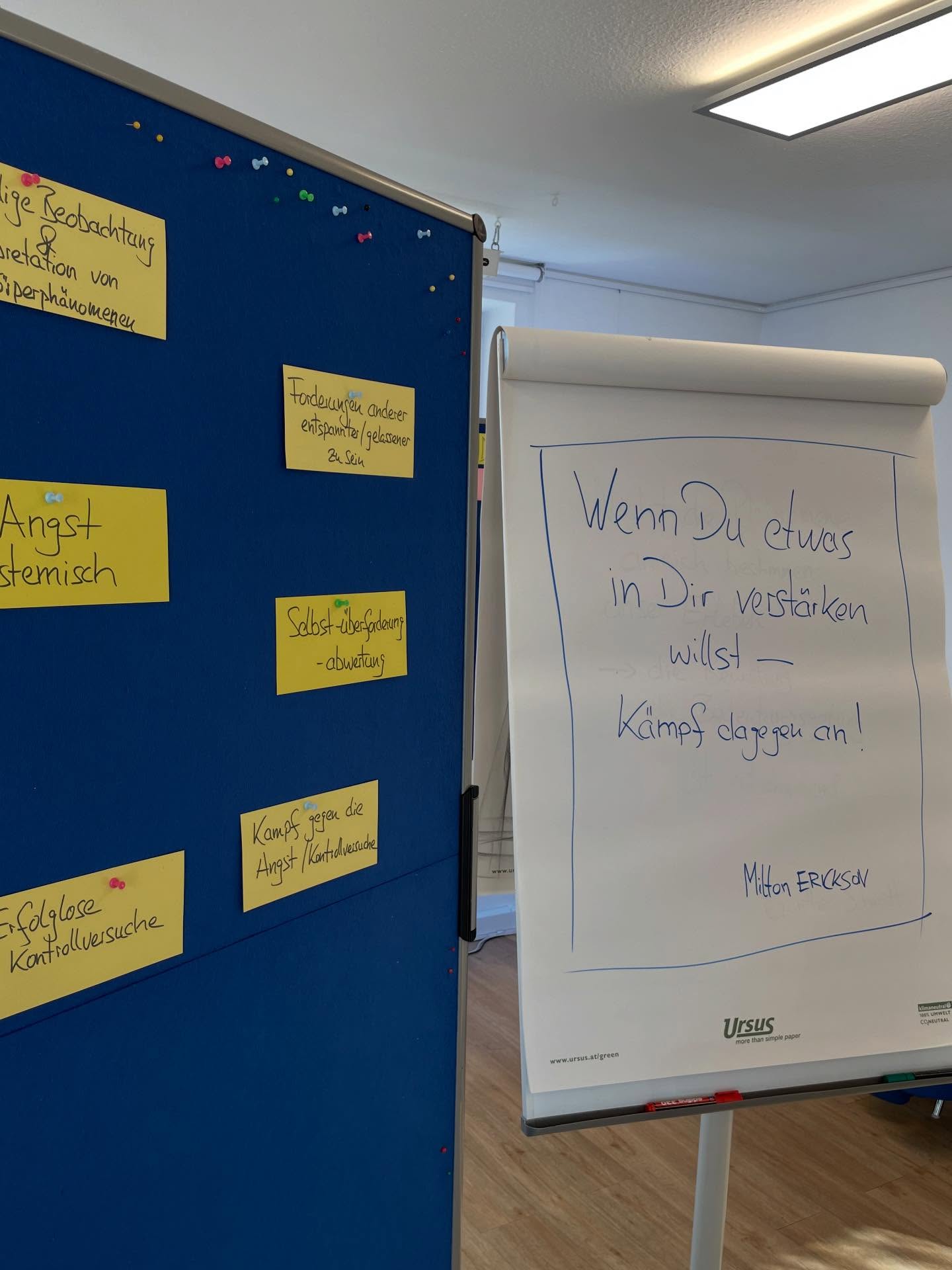 Angst Systemisch - Unser Arbeiten zum Thema Angst im Klettern und darüber hinaus.
Angst zu haben ist normal. Das gilt für das Klettern genauso wie das Leben außerhalb.
Ein systemischer Blick auf die Angst stellt sie als gesunden und wichtigen Teil unserer psychischen Verfassung dar. Wenn es uns gelingt, sie als solchen zu würdigen, ist ein wichtiger Schritt getan.
Oft fällt es uns schwer, genau das zu tun. Wir möchten unsere Angst loswerden, anstatt zu fragen, was sie uns sagen möchte.
Frei nach Milton Erickson:
„Wenn du etwas in dir verstärken willst, kämpf dagegen an.“
Maybe food for thought?
Das Bild ist kürzlich in der Fortbildung für systemische Therapie @praxis_institut_sued entstanden.
Vielen Dank für drei intensive und lehrreiche Tage!
Euer Team der Felskopf Kletterschule & Coaching
#felskopf_kletterschule
#tryhardstaysoft
#klettern