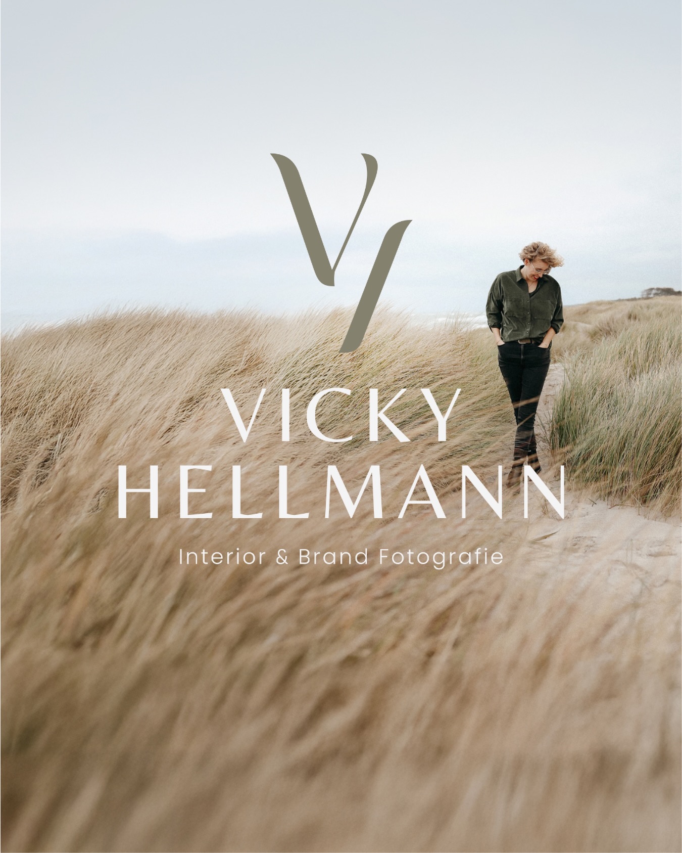 Dieser Post steht für einen Punkt, an dem ich die vergangenen Monate intensiv gearbeitet habe.
Nicht laut. Nicht schnell. Sondern Schritt für Schritt 🥹
Die letzte Zeit war ein Sortieren.
Von dem, was ich wirklich zeigen will.
Von dem wofür ich stehe.
Und von der Art, wie ich sichtbar sein möchte.
2025 war genau dafür da.
Zum Innehalten. Hinterfragen. Neu ausrichten.
Damit 2026 nicht aus einem Impuls heraus startet,
sondern aus Klarheit ✨
Mit Fokus. Mit Euphorie. Mit einer Richtung, die sich richtig anfühlt 🤩
Ich fotografiere schon lange.
Begonnen hat alles mit Viktoria Stutz Photography (mein Mädchenname), über VORM-Kreativ bis heute.
Dieser Post zeigt mein neues Logo!
Und damit meine Brand, so wie sie sich heute anfühlt:
Klar, reduziert und zu 100% ICH!
Jetzt fühlt es sich endlich stimmig an 🥹❤️
Mit einer Haltung und einem Ziel.
Vicky Hellmann - Interior & Brand Fotografie
Dieses Branding ist kein klassischer Neustart.
Es ist ein Ankommen.
Bei meiner Haltung.
Bei meiner Bildsprache.
Bei der Art von Kund:innen, mit denen ich arbeiten möchte.
Mein großartiges neues Logo von Bianca @schoenfabrik bringt nach außen zusammen, was ich im Inneren als Fundament aufgebaut habe.
Wenn du neu hier bist:
Hier entstehen nach und nach Einblicke, Gedanken und Bildwelten. Schön, wenn du ein Stück mitgehst 🫶🏻
📷
Ich bin Vicky – Interior & Brand Fotografin.
Meine Bilder zeigen nicht nur Räume oder Portraits, sondern die Wirkung dahinter: Persönlichkeit, Designprozess und das Gefühl, das deine Marke ausmacht. Ich entwickle Bildwelten, die leise für dich sprechen, noch bevor du überhaupt ein Wort sagst.
#personalbrandfotografie
#interiorfotografie
#produktfotografie
#emotionalebildwelten