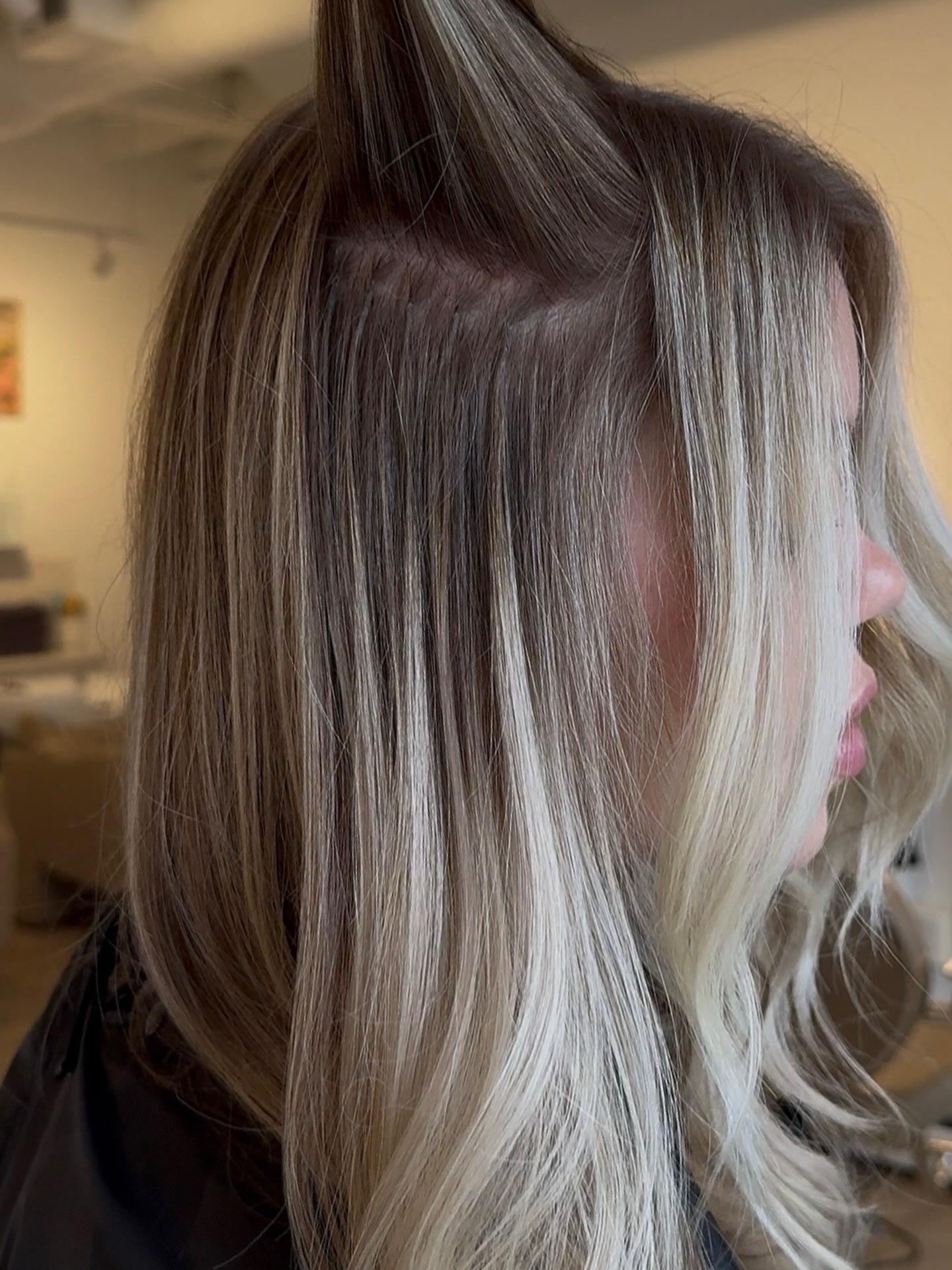 The most invisible extensions of them all ✨ Keratin Bonded extensions are both seamless and versatile, offering 360° movement so they feel as good as the look. They are the perfect choice for clients with a finer hairline who want to fill in those sparse areas around the face or nape of the neck!
Come see us for your complimentary consult 💘
Color & Extensions by @brookerobichaudhair