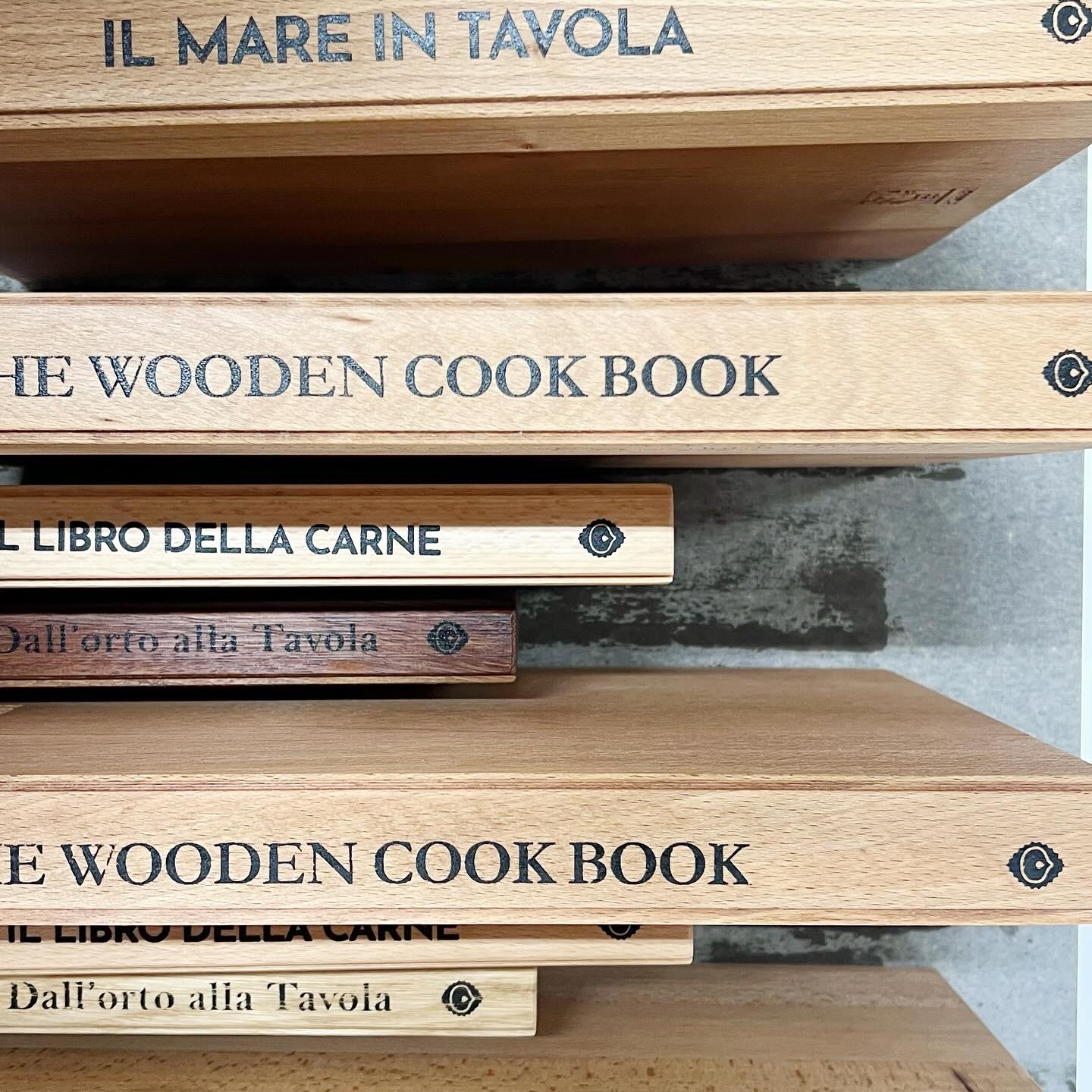 Wooden Cook Books random
Stiamo preparando i vostri ordini… più qualche extra per i regali dell’ultimo minuto.
Ricordate che la finitura ad olio alimentare richiede un paio di giorni per essere assorbita completamente perciò ci farebbe comodo che trascorresse qualche girino tra i vostri ordini e la consegna. Per questa ragione, e perché vogliamo accontentare tutt* voi che ci volete così bene e ci date fiducia, accettiamo ordini fino al 17 dicembre.
DM a me o a @messoriarredamenti
Un abbraccio!
.
.
#natale #reggioemilia #scandiano #diy #woodencookbook #legno #wood #cuttingboardart #cuttingoboard #taglieri #table #tablecloths #pasta #emilia #emiliaromagna #tradizione #booklovers #book