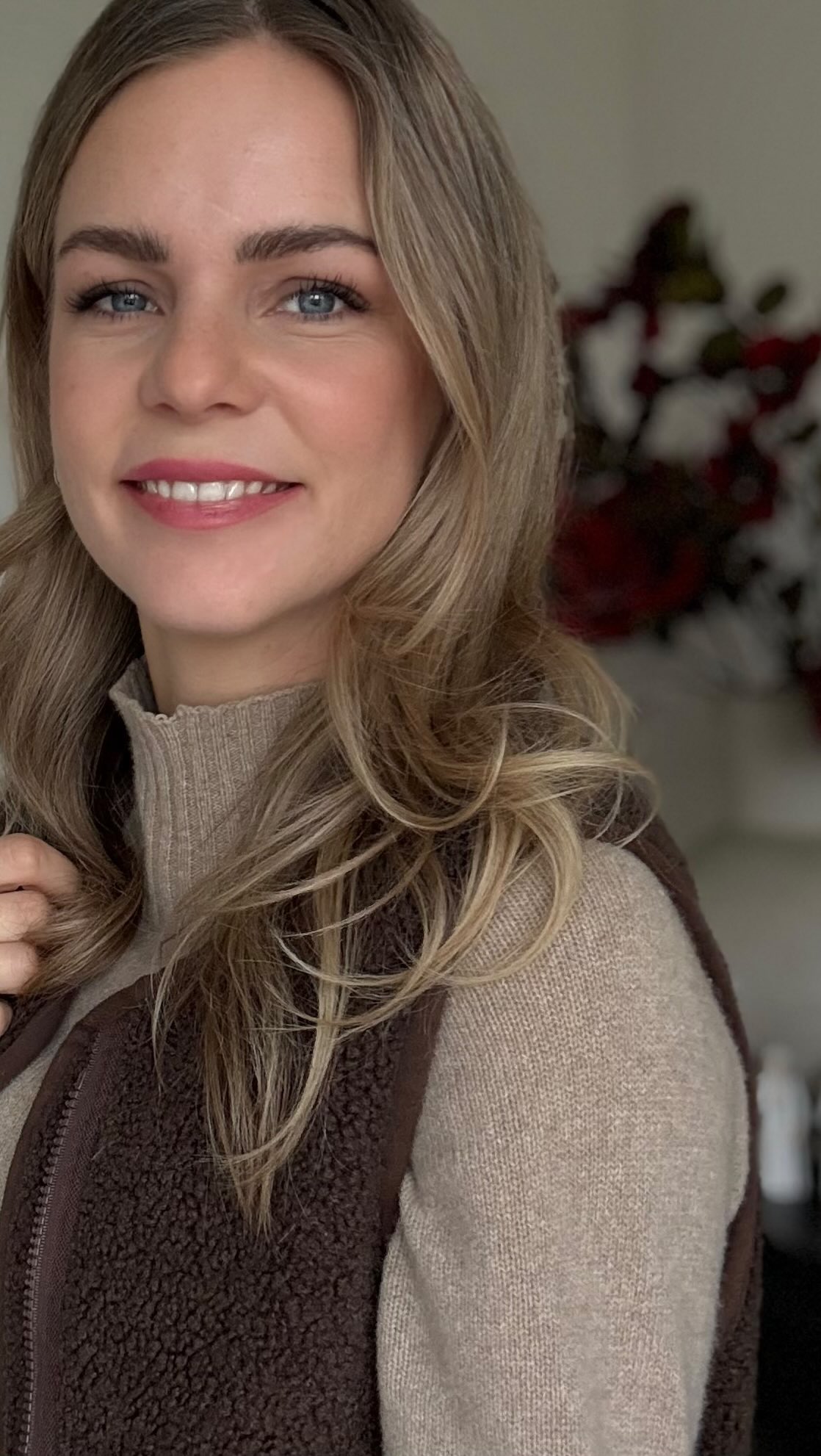 ✨ Von „einfach bequem“ zu „bequem & zurechtgemacht“ ✨
Manchmal braucht es nur ein kleines bisschen mehr, um sich im Alltag direkt anders zu fühlen.
Im ersten Look trage ich ein schlichtes Basic-Outfit – Sweater, Jeans, Sneaker. Schnell, easy, cozy.
Aber im zweiten Look… da passiert etwas:
Ein bequemer Leorock, eine Strumpfhose, ein kuscheliger Cashmere-Pulli, eine warme Weste – immer noch super bequem, aber plötzlich fühle ich mich direkt mehr ich, klarer, frischer, femininer.
Und das, obwohl die Outfits beide in neutralen Farben sind – keine Wow-Farben, aber trotzdem harmonisch, soft und stimmig.
#neutralstyle #everydaystyle #casualchic