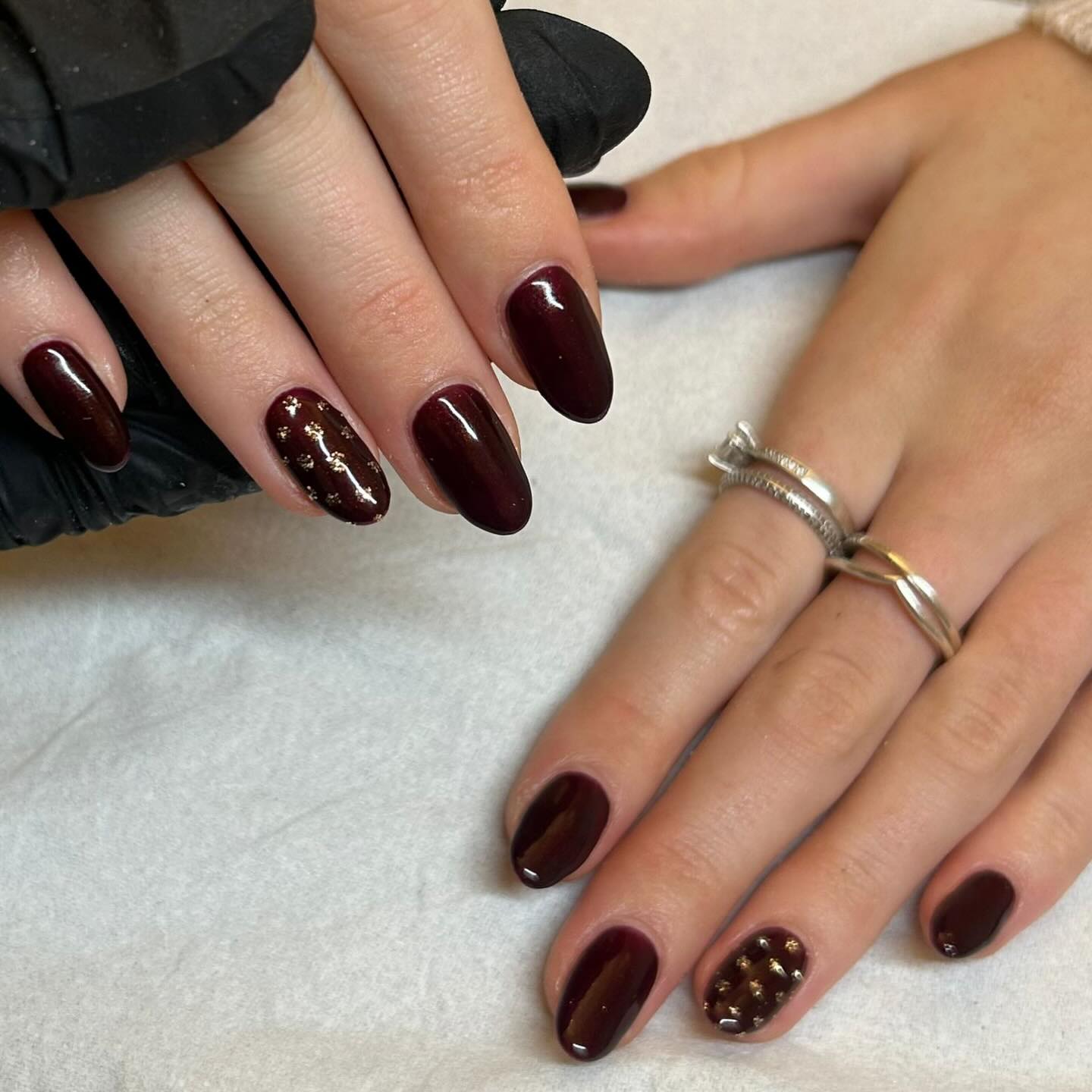 Deep, rich winter tones with a touch of gold polka-dot sparkle perfect for Christmas glam. 🎄💅
Calgel colour - endless devotion
@izabellehammonuk