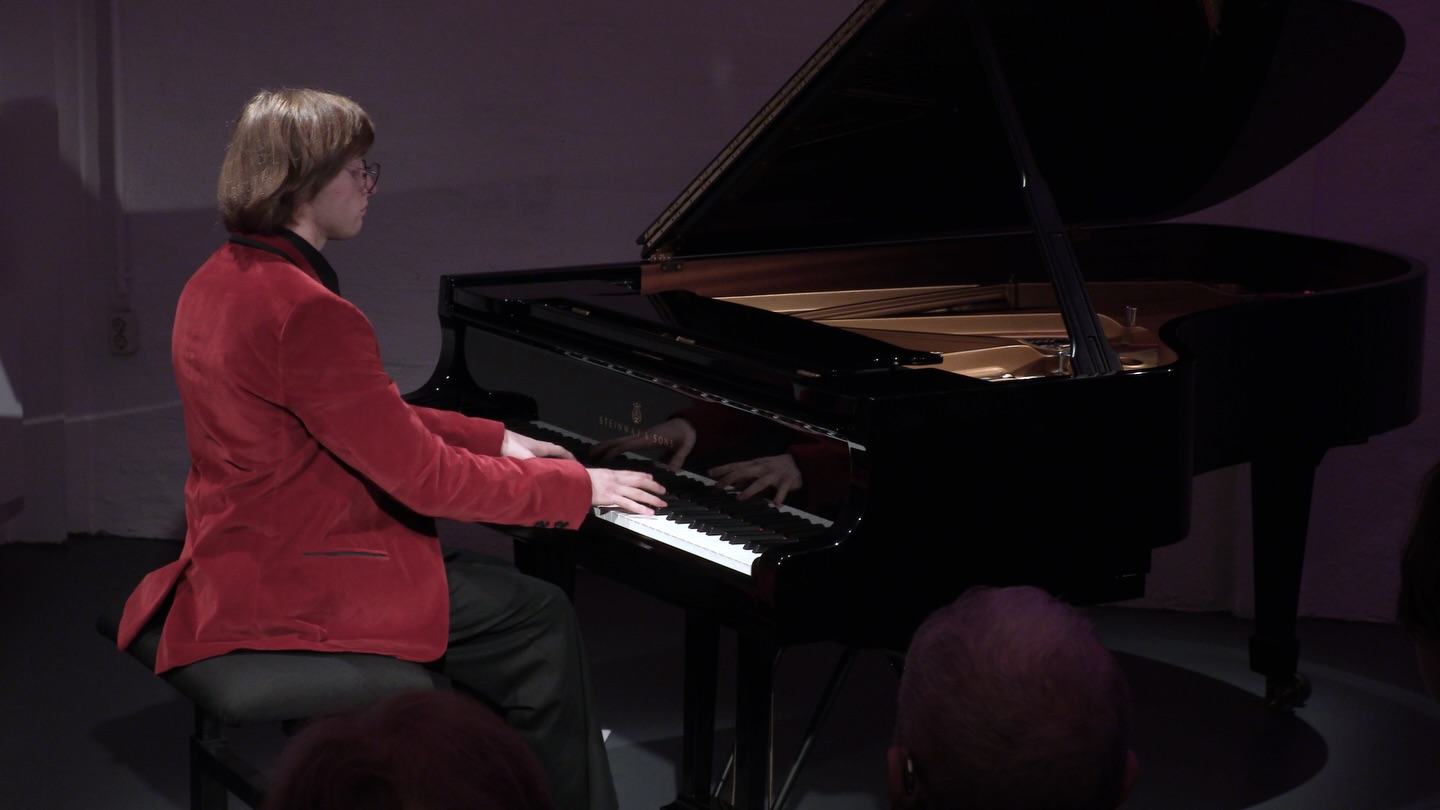 Yesterday’s concert was truly special!
In a warm atmosphere, surrounded by wonderful people, I had the chance to perform a piano solo program and to premiere my piano sonata.
Huge thanks to @tonalisaal, filmmaker Sergej Gunstein for recording the entire event, and to everyone who came!
Now, I‘m taking a short break - the past months turned out to be quite intense. In the new year, I’ll be starting some exciting new projects!
#classicalmusic #contemporaryclassical #pianist #composerpianist #newmusic