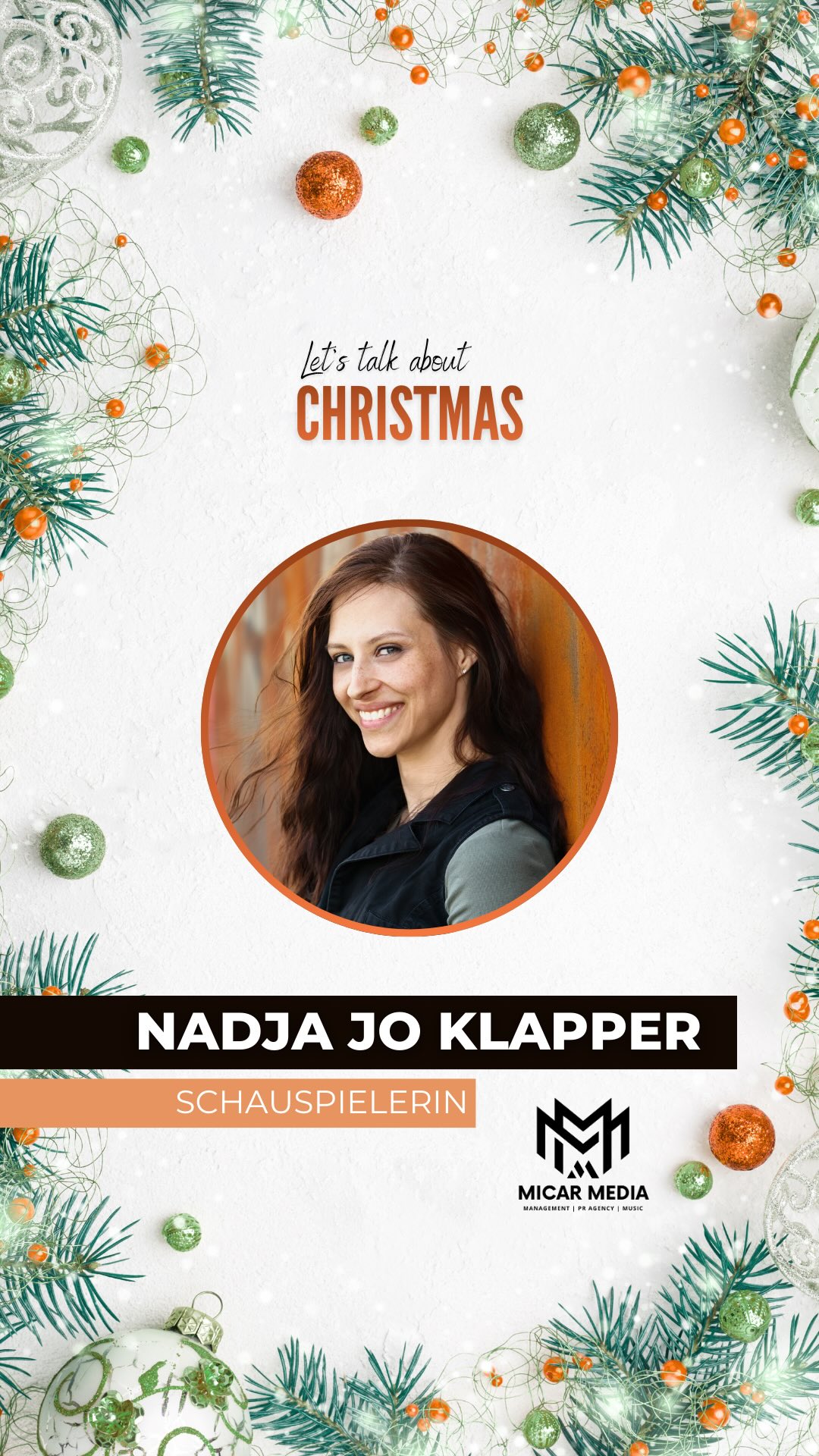 🎄 Xmas-Mini-Interviews | Let’s talk about Christmas … Heute mit unserer großartigen Schauspielerin @nadja_jo_klapper!✨
Wir sprechen über Promis, mit denen sie gern mal Weihnachten feiern würde,
über kitschige Geschenke, große Gefühle und darüber, was an den Feiertagen auf keinen Fall passieren sollte.
Und natürlich um ein Geschenk, mit dem sie ihren Ehemann
@johannes_heinrichs einmal ganz besonders überrascht hat.
Unsere Xmas-Mini-Interviews sind kurze, ehrliche Gespräche
über die Geschichten, die bleiben.
👉 Swipe rein und lass dich mitnehmen.
Foto: Paul Zimmer
#micarmedia #letstalkaboutchristmas #nadjajoklapper #video #recap