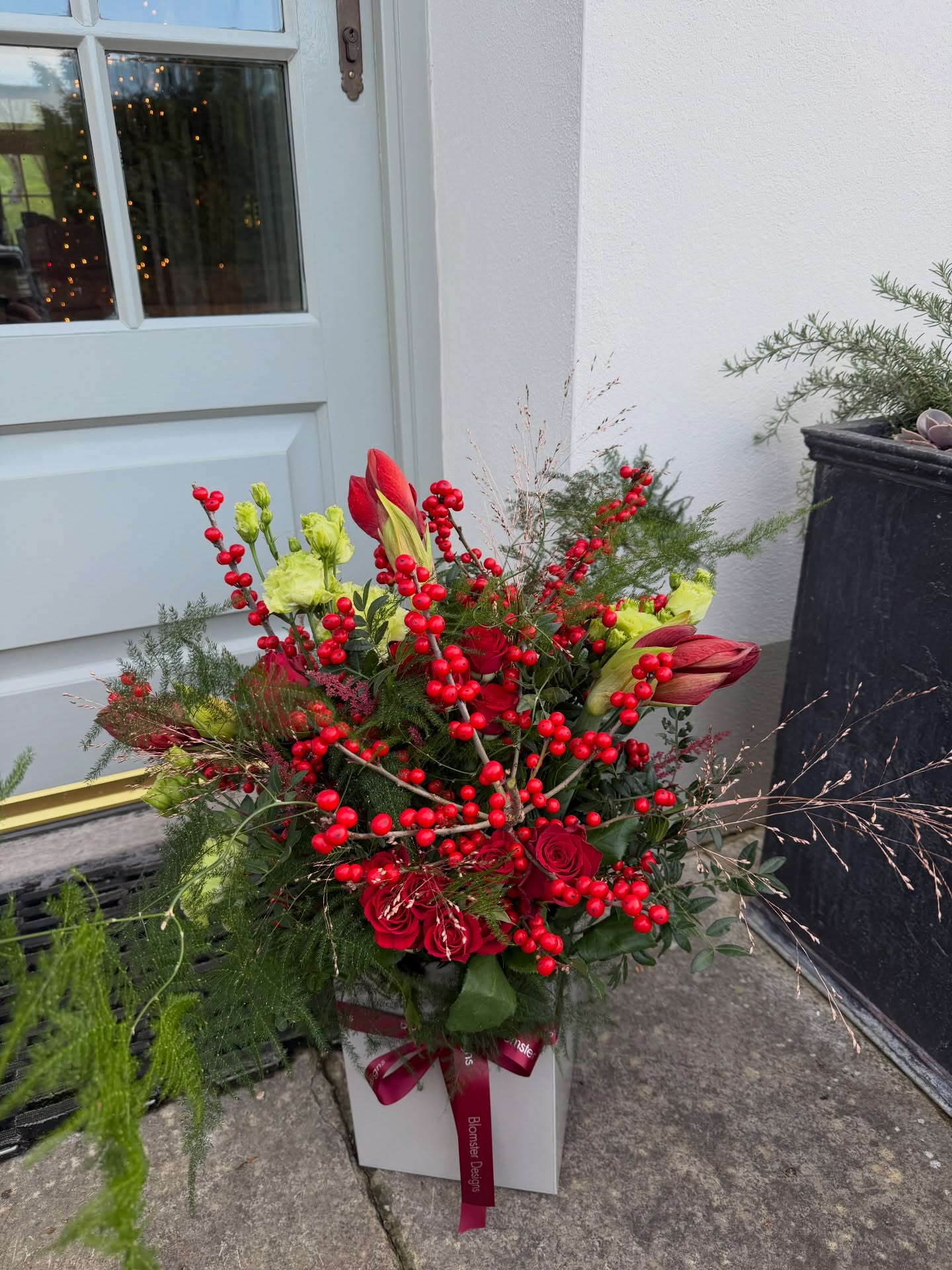 Will we be delivering flowers to your home this Christmas 🎄 There is still time to place your Christmas flowers order just follow the link in the bio and place your order now.
#christmasflowers #blomsterdesignsflowers #blomsterdekoratör #blomster #christmasflorals