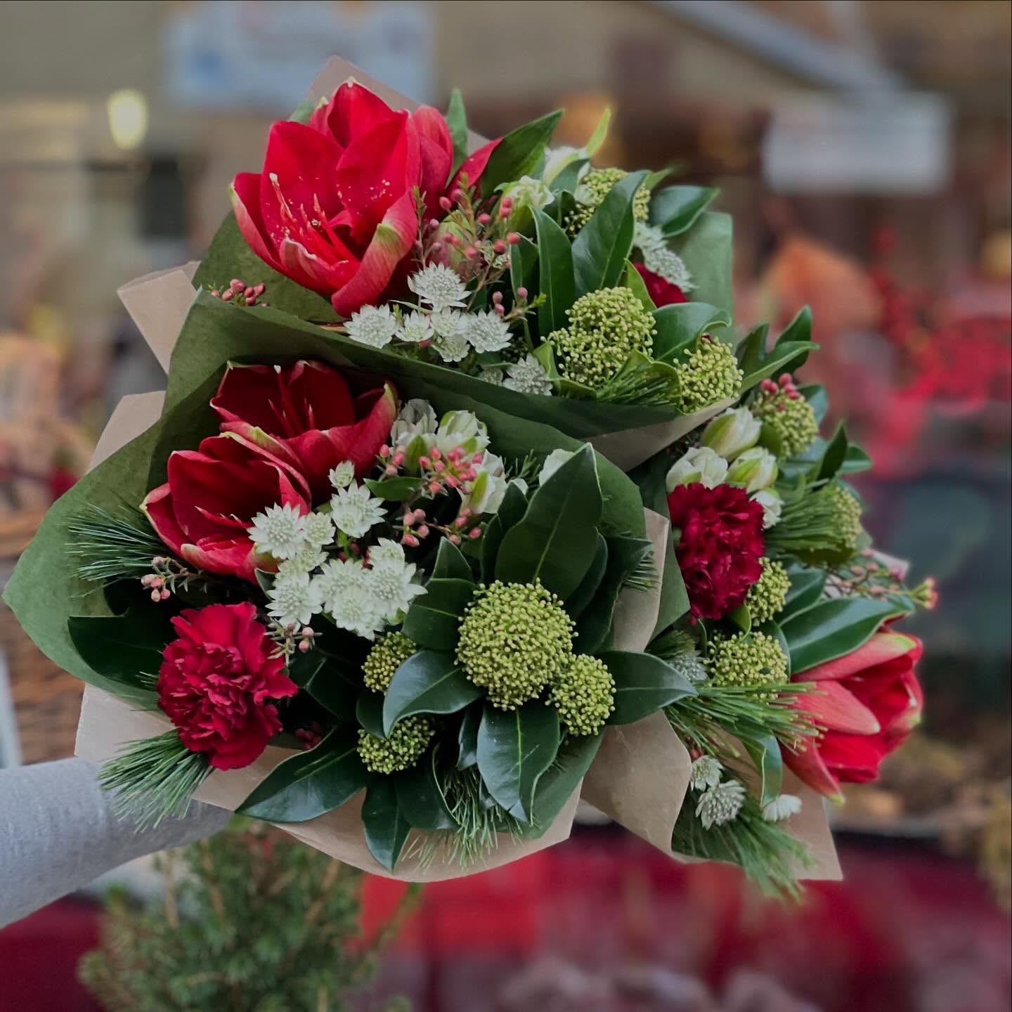 Dan före dopparedagen och vi vaknar upp till ett litet vitt täcke utanför fönstret ❄️💫
Vi har laddat upp med massa fint som passar att ge bort imorgon julafton eller i mellandagarna! Du kan även handla de sista julklapparna hos oss, vi har ju doftljus, tvålar och massa annat fint 💝
Vi har öppet 10-18, varmt välkommen!