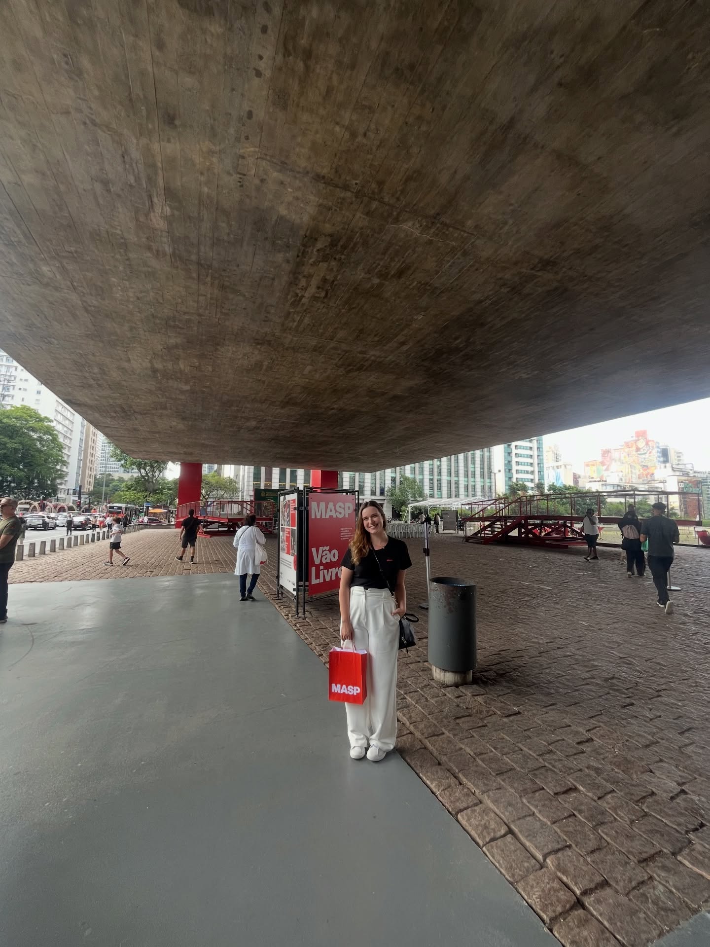 Dias deliciosos em São Paulo com a família!
Respiro criativo regado à arte, arquitetura, comidinhas e bebidinhas gostosas celebrando mais um ano de vida.
Sempre, sempre e sempre tenho mais a agradecer do que pedir. Pela minha vida, pela vida dos meus. Pela saúde que nos acompanha. Pela felicidade e alegria que existe aqui em casa. Precisar de verdade, a gente não precisa de mais nada… 🤍
Esse ano agradeci de forma muito especial: no Monastério de São Bento, padroeiro da família Bento e, há quase 2 anos, também meu.
Crux Sacra Sit Mihi Lux 🤍