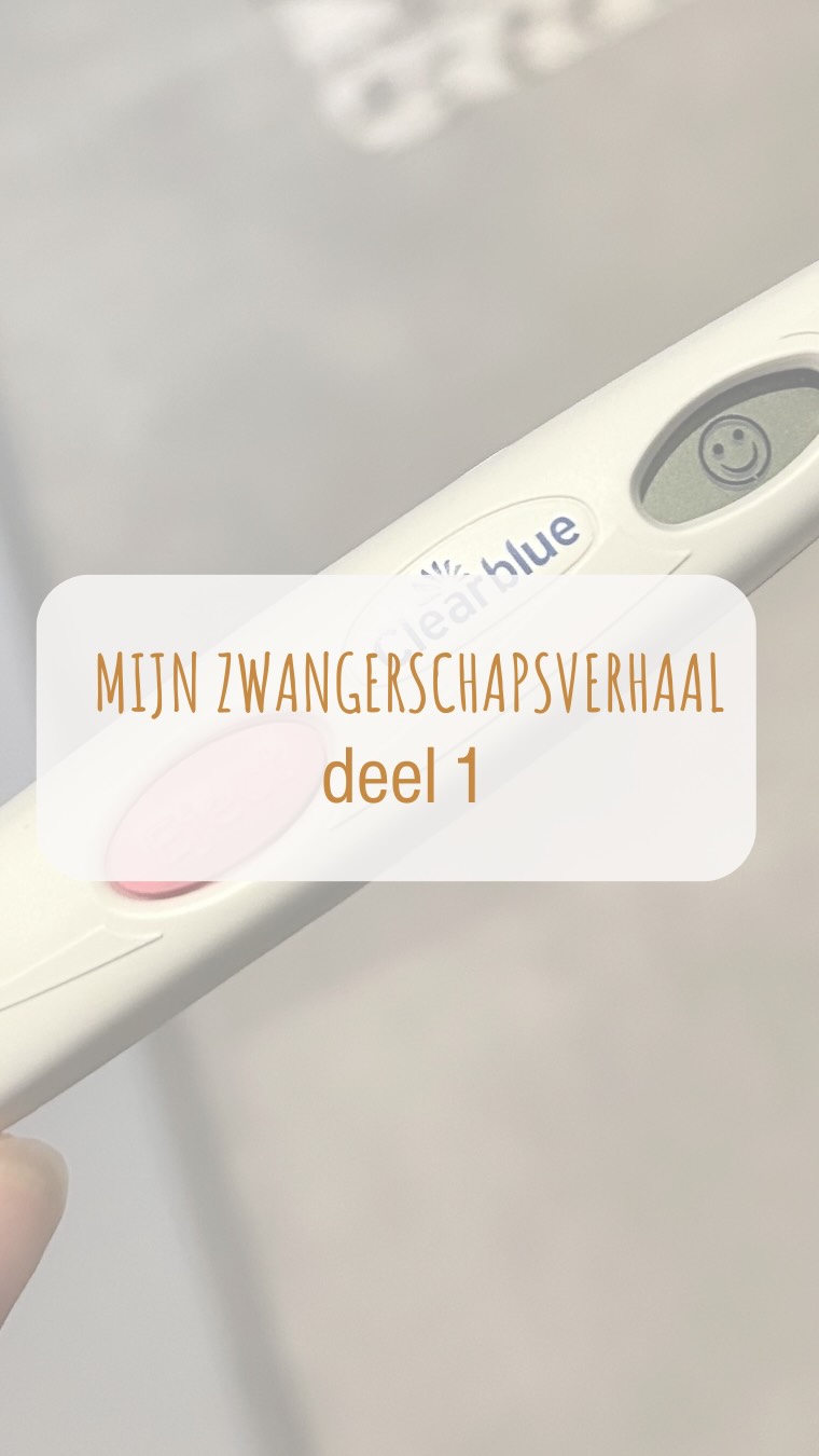 Ons nieuw verhaal begon op 1 juni. De eerste keer dat ik een ovulatietest deed na ons zwangerschapsverlies in april. Mijn hart bonkte in mijn keel… maar er verscheen een lachend mannetje. 🫢 De weken erna verstreken zonder menstruatie. Ik had er niet bij stilgestaan dat het meteen “raak” zou zijn. Mijn lichaam had tenslotte nog tijd nodig, dacht ik.
Uiteindelijk besloten we toch een test te doen.. Positief 😍
Dankbaarheid was wat door me heenging… En tegelijk ook wel mijn hoofd dat zei: “Zal het deze keer wel blijven?”
Paar dagen later kreeg ik opnieuw wat bloedverlies. Niet zoals in april, vooral vaker en minder heftig. Maar ik kon mezelf iedere keer geruststellen en voelde me stilaan hechten aan dat prachtige wezentje dat blijkbaar zo snel had beslist om terug te komen. 🥹💛
Gauw daarna namen we telefonisch contact op met de dienst gynaecologie. We hadden voorgenomen om geen 8-weken-echo te doen. Het vruchtje is dan nog heel klein en we wilden die vroege straling via een inwendige echo liever vermijden.
Maar het bleek ‘verplicht’, als een soort protocol, anders konden ze onze zwangerschap niet opvolgen en de volgende data van de echo’s niet correct inplannen. Het voelde alsof een stukje vrijheid (onze keuze) werd afgenomen.
Op dat moment konden we terugvallen op onze vroedvrouw @bevalwijzer_vroedvrouw_lies en doula @hypnobirthing.doulaveerle . We hadden hen eerder gekozen in functie van een thuisbevalling, zij bevestigden ons dat zo’n echo nooit verplicht kan worden. Maar ook na een tweede telefoontje bleven ze bij hun standpunt. En ik had op dat moment geen zin om strijd te voeren, al voelde het niet helemaal juist.
De 8-weken-echo ging niet veel later door bij de vroedvrouw in het ziekenhuis. Ondanks mijn twijfels voelde het op dat moment oké om de echo te doen en maakten we er het beste van. Ergens bracht het zien van onze kleine gummibeer ook een soort rust: Alles is in orde, er is een hartslag. Dat was fijn om te kunnen zien, zowel voor M als voor mij. 🥰
Lees verder in de comments 👇🏻