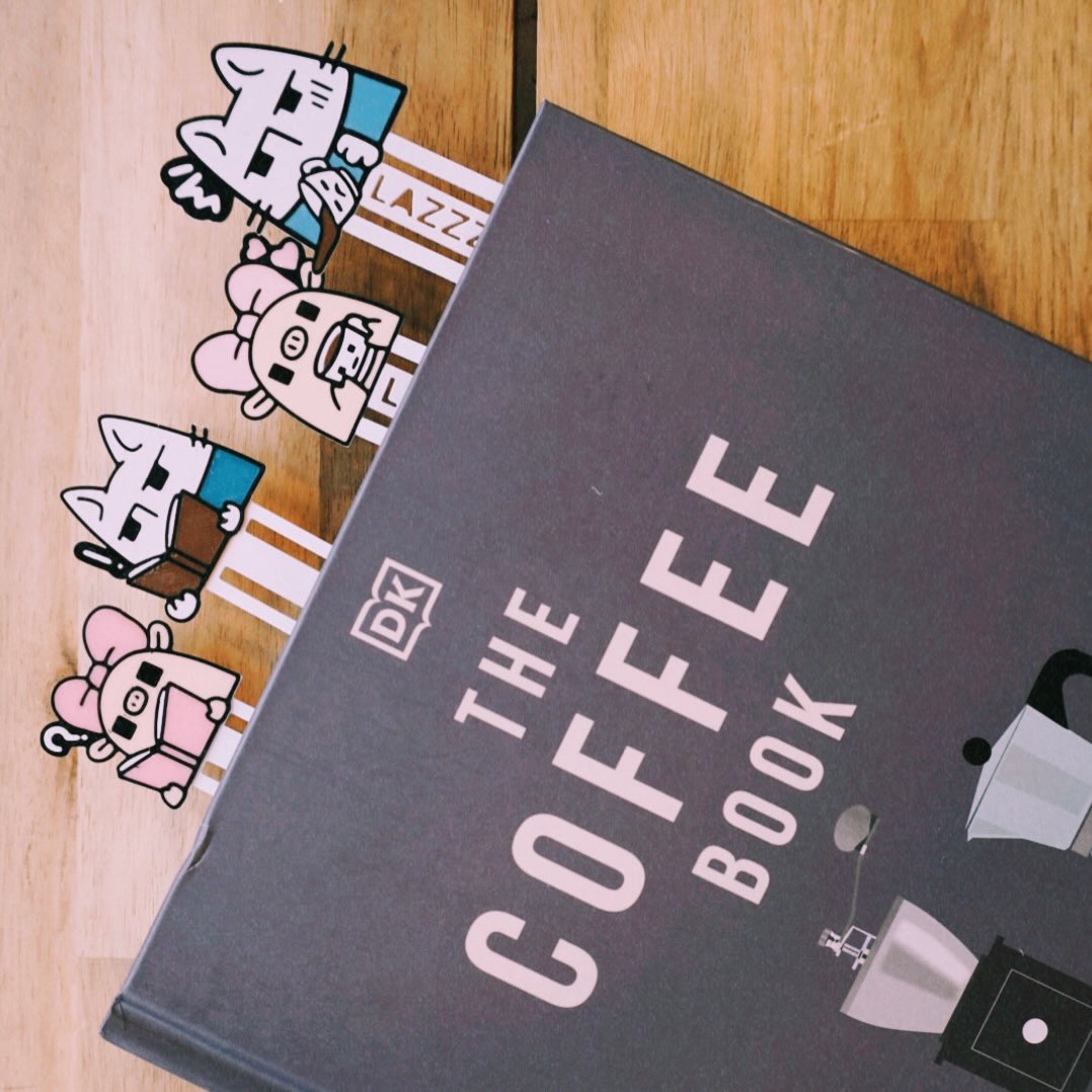 【Lazzzywork】One Sip of Coffee, One Page of Life – Bookmark Series
A little ritual for book lovers and coffee addicts: every time you open your book, let a tiny coffee moment heal your soul.
These 3D corner-clip bookmarks are not only ridiculously practical (no more slipping or damaging pages), they’re also absurdly cute and guaranteed to make anyone who spots them go “where did you get that?!”
Made for people who believe the best stories deserve the best coffee breaks.
With a Lazzzywork bookmark, every page you turn smells like a fresh brew and feels like a warm hug.
One coffee, one chapter, one bookmark that’s totally yours.
→ Perfect little treat for yourself or the ultimate “they’ll love this” gift for your bookworm + caffeine-fiend friends.
🛒 Grab yours now at www.Sheepmaimai.co.uk
#Lazzzywork #Sheepmaimai #HongKongChristmas #ChristmasExclusive #CoffeeLover #StationeryAddict #PlannerGoodies #HongKongLimitedEd
