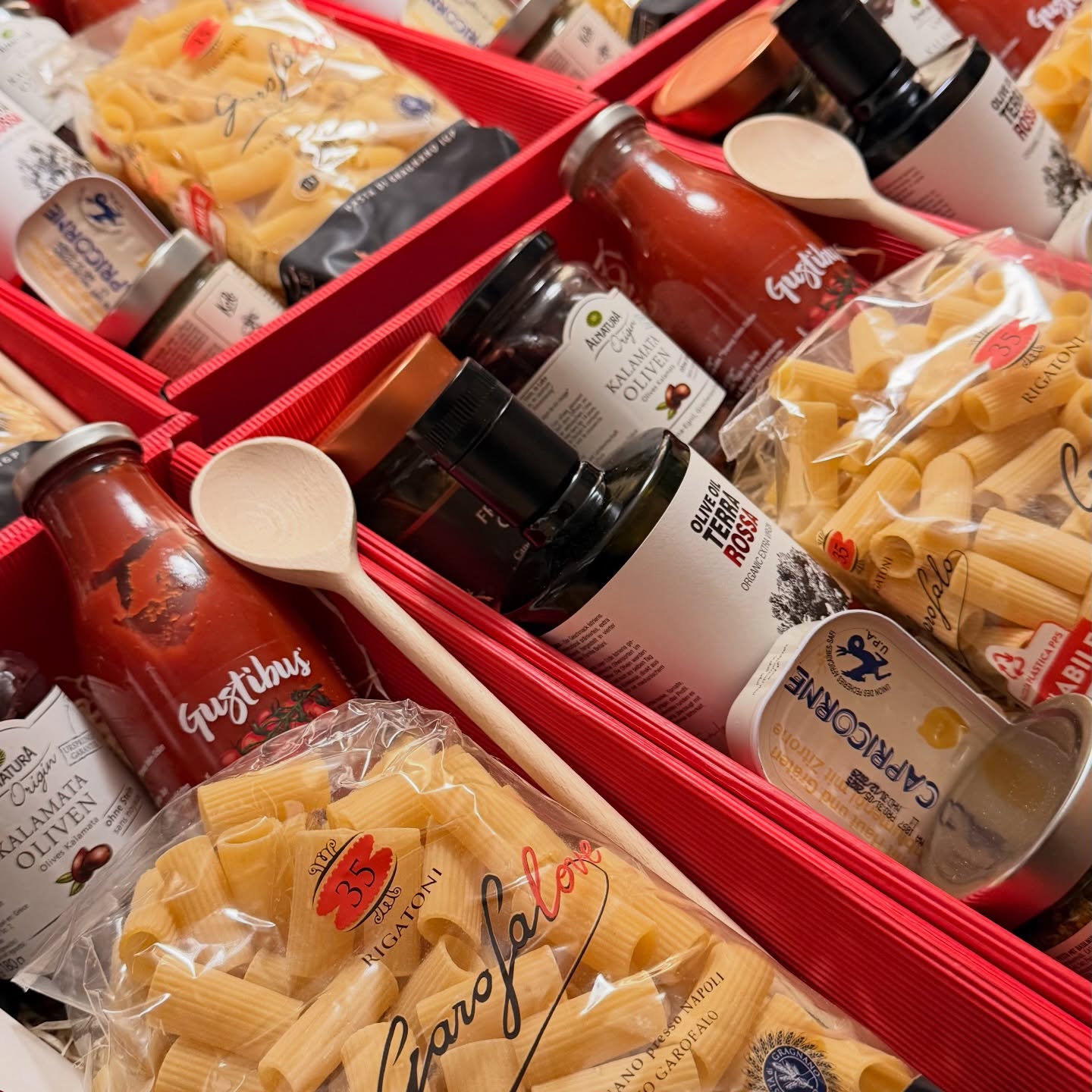 🎁 Genuss verschenken!
Unsere Geschenkboxen sind da – vollgepackt mit feinstem Bio-Olivenöl von TERRA ROSSA, Pasta, edlen Saucen & Antipasti 🍝🫒✨
Echte Istrien-Liebe – direkt von unserer Familie zu dir nach Hause.
Jetzt bestellen:
📩 info@terra-rossa.ch
#TerraRossa #BioOlivenöl #Istrien #Genussbox #SymphonieDerAromen #terrarossabellani #organic #oliveoil #evoo #istrien #croatia #family