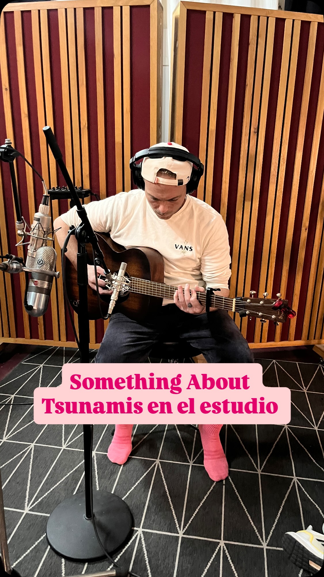Something About Tsunamis, la banda de pop punk de la Costa del Sol, han vuelto por el estudio para grabar voces y guitarras para su próximo single, así como alguna que otra sorpresa :)
Faltó Guille a la guitarra pero conocí al nuevo miembro de la banda Pablo (@pablodoble quien también los produce. #hollersanalogstudio #recordingstudio #punkpop #powerpop #martinguitars #recordingengineer #oneroomstudio #fleamicrophones
Un placer y hasta la próxima .