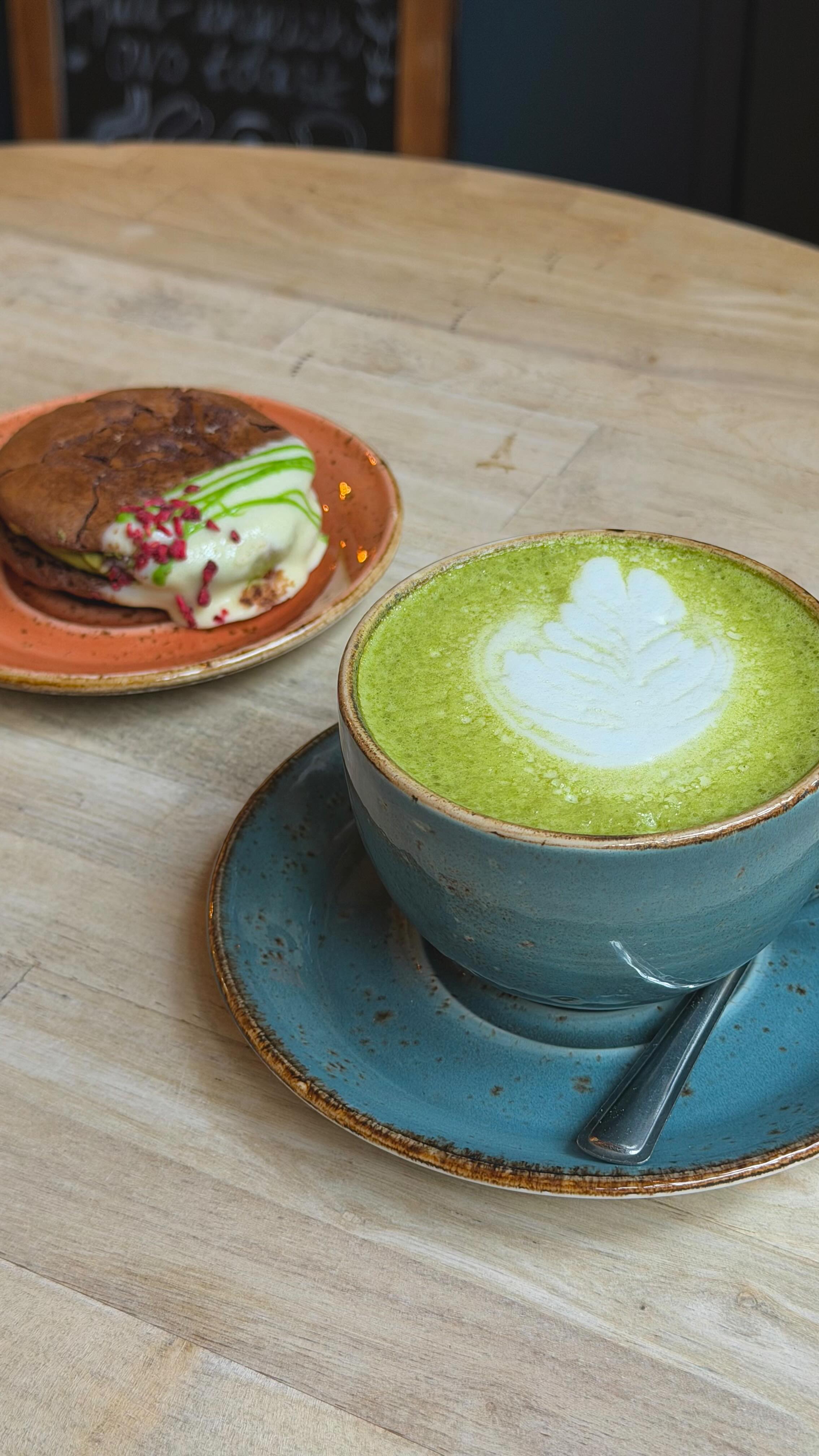 Have you tried our very popular Matcha White Chocolate Brownio? 🍵
Soft brownie cookie with a delicious matcha & jam filling, dipped in white chocolate… truly heavenly ✨🤍
#hitchineats #chillibhitchin #hitchincafe #supportlocalhitchin #brunchinhitchin #hertfordshireeats #chillibs