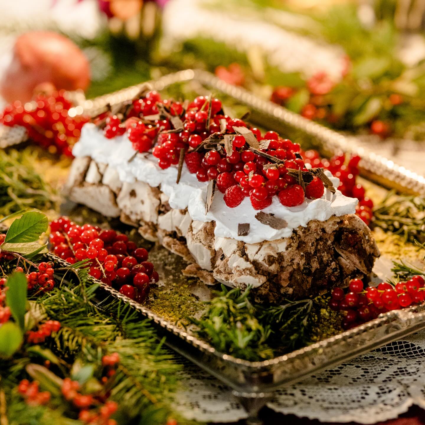 Aproveite este feriado para organizar o seu Natal e garanta já o seu bolo! 🎄🍫 Encomende aqui 🖥️Obolodamarta.pt
.
.
.
#christmasshop #christmascake
#suspiro #bolo #bolodeaniversario #bolodeanos #cake #cakeshop #shopdecor
#bakery #patisserie #meringue #pavlova #chocolatecake #birthdaycake #partycake #coffee #food #timeoutmarket #belem #lisboa #lisbon #lisbonne #visitlisboa #lisbonfood #foodie #foodphotography #foodstagram #foodlover #foodoftheday