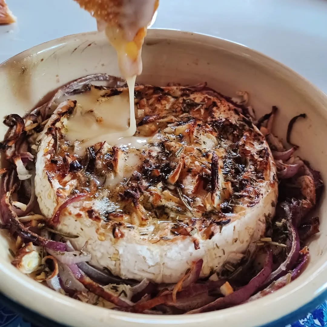 And just like that another Winter season begins.
I've been having lots of fun experimenting with some new bread recipes for this season. I'm especially happy with the foccacia, it went down a treat with my first group of hungry skiers 🥰
#chatel #cateringchatel #privatecatering #portesdusoleil