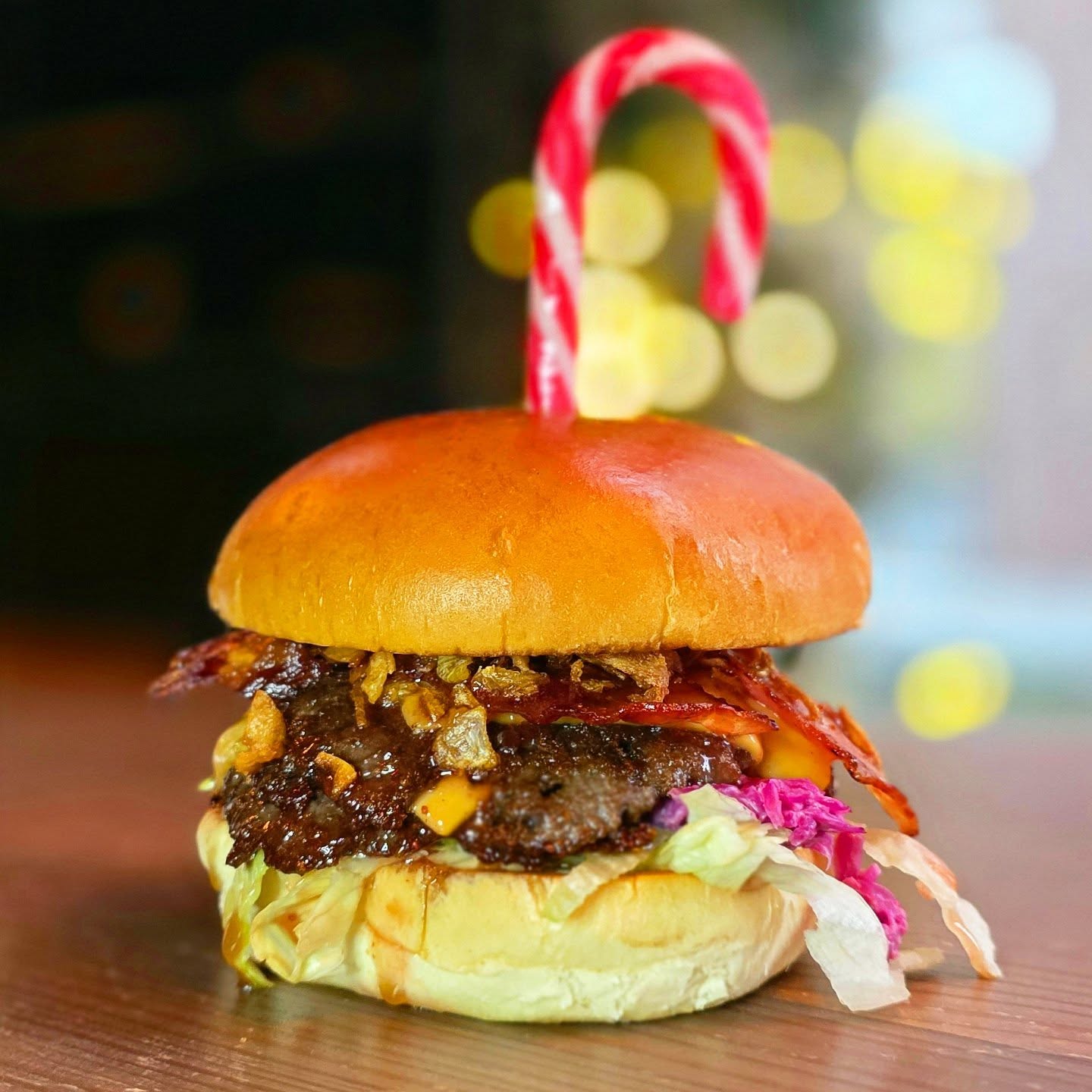 The ultimate festive treat:
Berry jam • Peanut butter • Double smash • Double cheddar • Bacon • Crispy onions • Red slaw 💥
Exclusively in December at Patty ’n Bun Maastricht.
.
.
#pattynbun_burgers #maastricht #HollyJollySmash #ChristmasBurger #DecemberSpecial #BurgerSeason #MaastrichtEats #FestiveFood #SweetSavory #TasteTheSeason