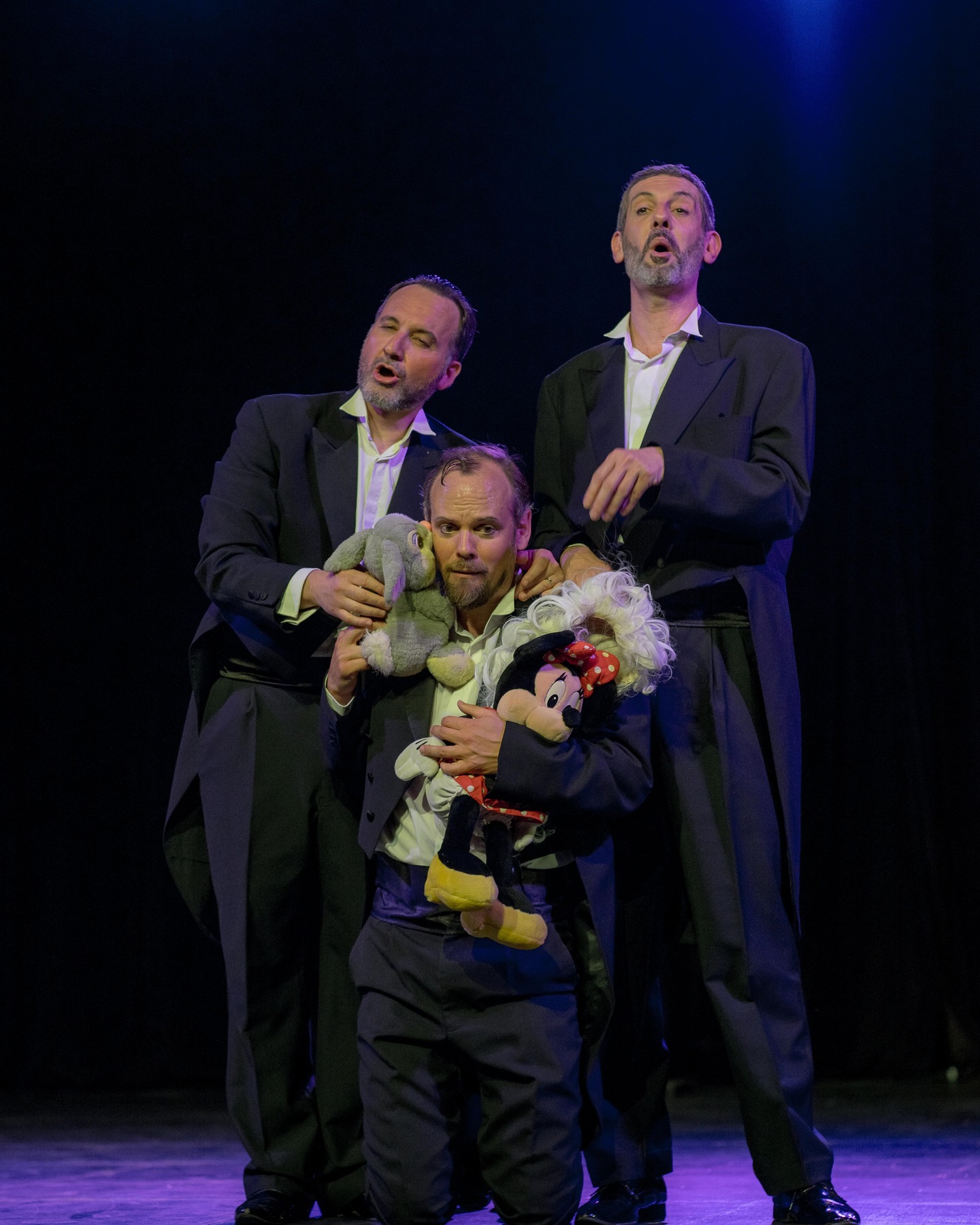 HORS LES MURS - COMPLET ! ⭐🎙️
🗓️ Ce soir, Les New Lyrique Boys Band monte sur scène avec un spectacle musical unique — mêlant opéra, jazz, pop, rock, humour et folie créative.
Une spectacle organisé en partenariat avec la CDC Aunis Atlantique - Aunis Atlantique Culture & la mairie de Longèves dans la belle salle de L'envol 🪶
🎭 Le concept : quatre voix lyriques s’emparent de grands classiques — de Mozart à Michael Jackson, des Beatles à Queen — pour les retravailler façon “crossover” entre opéra, variété et humour. Résultat : un voyage musical à la fois élégant, drôle et surprenant.