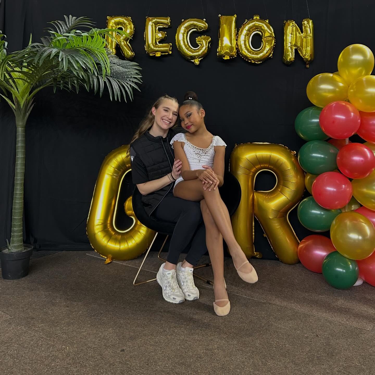 🏆 RÉGION FFG – INDIVIDUELS 🏆
Gros week-end pour nos 13 gymnastes qui participaient au championnat régional !
Deux lieux de compétition et 12 allaient chercher une qualification, ainsi qu’une belle finale pour notre Nationale 8-9 ans.
De très beaux passages, des catégories relevées, parfois des prestations plus difficiles, mais nos gymnastes n’ont pas démérité !
⸻
🌸 Rotation du samedi matin à Morsang :
🩷 Fédérale 12-13 ans
• Noraliya : 17ᵉ / 44 👏🏼
Un joli passage sans chute qui clôture cette première année en individuel pour notre Nora.
⸻
🌸 Rotation du samedi après-midi à Morsang :
🩷 Nationale 8-9 ans
• Maïa : 18ᵉ / 20 👏🏼
Une première année en individuel dans une catégorie relevée. Bravo Maïa !
🩷 Nationale B 10 ans
• Méva : 13ᵉ / 18 👏🏼
• Sirine : 17ᵉ / 18 👏🏼
• Jade : 18ᵉ / 18 👏🏼
Bravo à nos trois jeunes gymnastes pour cette première année de compétition dans une catégorie de haut niveau.
⸻
🌸 Rotation du samedi après-midi à Antony :
🩷 Nationale C 10-11 ans
• Maëlle : 38ᵉ / 41 👏🏼
• Emma : 39ᵉ / 41 👏🏼
Bravo à nos deux jeunes gymnastes.
🩷 Nationale B 12-13 ans
• Mirana : 26ᵉ / 26 👏🏼
Une compétition compliquée dans une catégorie au niveau relevé, mais nous sommes fières du travail effectué par notre belle Mirana.
⸻