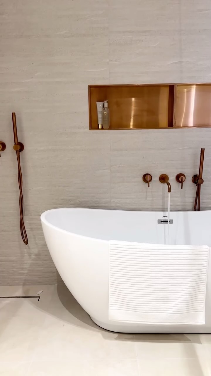 What if your tub and shower lived together in one minimalist glass enclosure- with rose-gold details that make the whole space glow ✨
@topolski_rezef
Video by @avia.digital