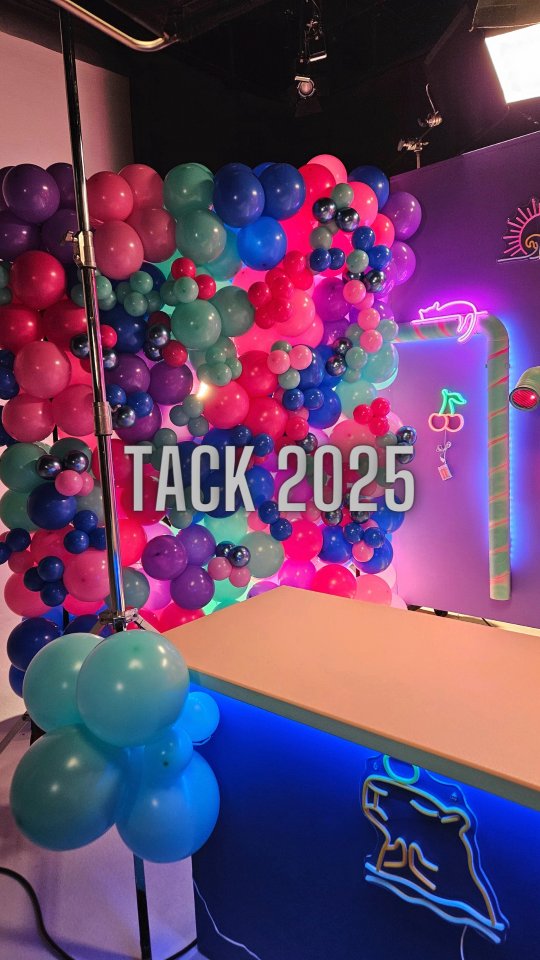 Tack 2025 ❤️
Jag är så tacksam för alla er som låtit mig vara en del av era firanden, bröllop, dop, födelsedagar, företagsevent och jubileum.
Varje uppdrag bär jag med mig.
Tack till alla nya människor och samarbeten som vuxit fram under året.
Ni har inspirerat, utmanat och motiverat mig mer än ni anar.
Och tack till alla som fortsätter att heja, stötta och följa resan, ert engagemang betyder så mycket ❤️
Tack till min största supporter hemma, min älskade man.❤️
Tack för att du alltid stöttar upp, oavsett om det handlar om att preppa kaffemaskinen för en bra start på dagen eller om nedmontering av dekor mitt i natten.
Jag går in i 2026 med mer driv, mod och trygghet än någonsin.
Redo att skapa, våga och njuta av allt som kommer ✨
2026 – nu kör vi!