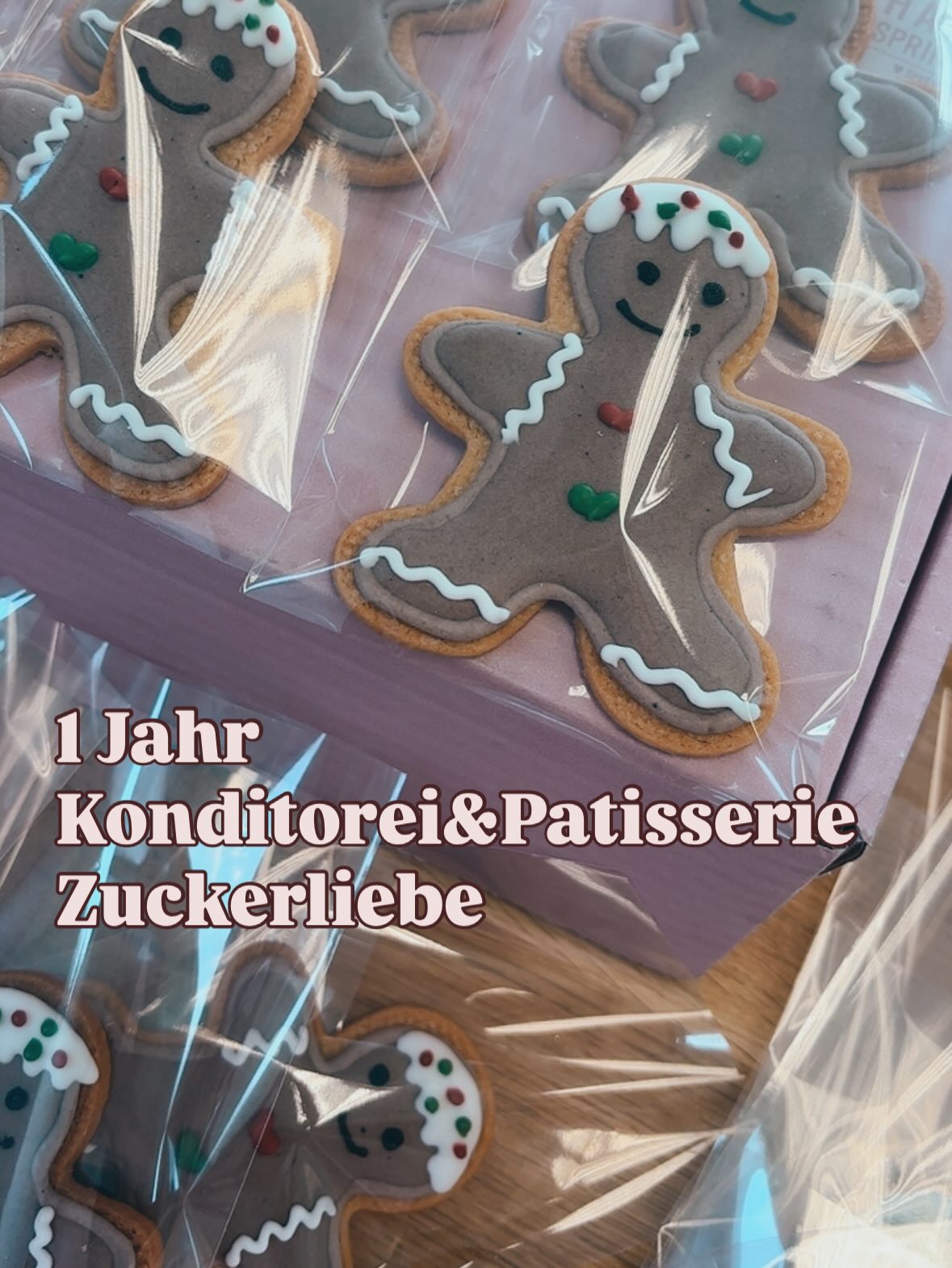 Morgen am 07.Dezember feiern wir 1 Jahr Konditorei&Patisserie Zuckerliebe. 🥳
Als kleines Dankeschön hat unsere Ilona diese zuckersüßen Kekse für euch gebacken.
Seit schnell die ersten 100 Gäste bei uns bekommen ab 10€ einen Cookie geschenkt.
Wir freuen uns sehr auf euren Besuch 🤍🤍
#cake #café #konditorei #patisserie #dankbar #oneyear #jubiläum #gift #cookie #royalicingcookies #adventszeit #spreadlove #bakedwithlove #plätzchen #kekse