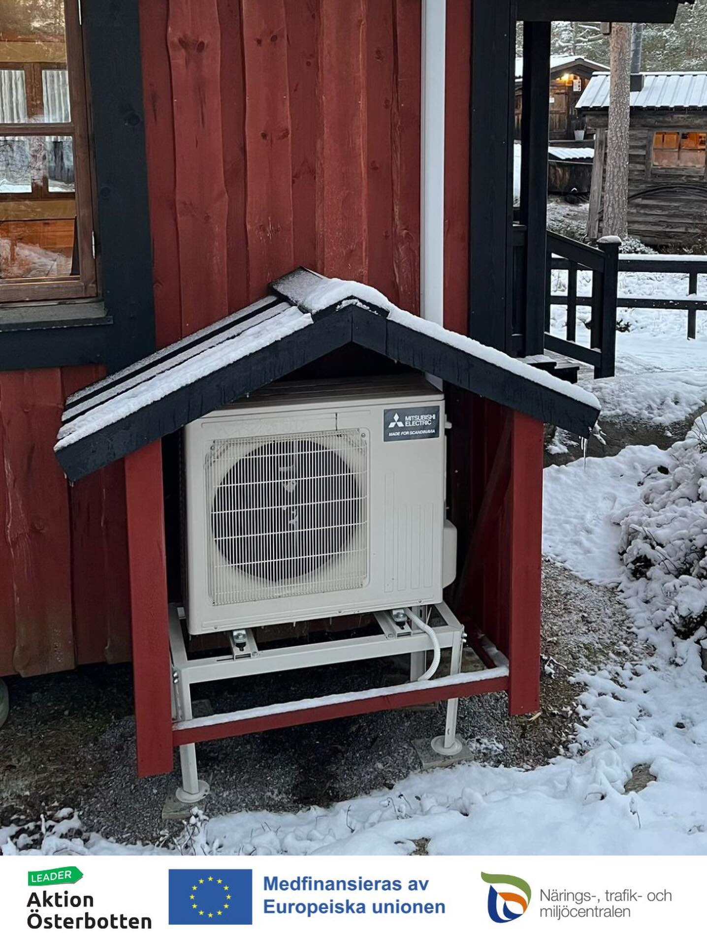 🇸🇪 I år byttes luftvärmepumpen till Nanoqs kyrka ut för att trygga byggnadens fortsatta anvädning. Kyrkan är en viktig del av museiområdet och används bland annat för guidningar av större grupper och det årliga evenemanget Julkyrka.
Projektet har genomförts med stöd från EU:s landsbygdsfond genom Leaderstöd från Aktion Österbotten och NTM-centralen. Ett varmt tack för understödet!
🇫🇮 Tänä vuonna Nanoqin kirkon ilmalämpöpumppu vaihdettiin rakennuksen jatkuvan käytön turvaamiseksi. Kirkko on tärkeä osa museoaluetta, ja sitä käytetään muun muassa suurten ryhmien opastuksiin sekä vuosittaiseen tapahtumaan Joulukirkko.
Hanke on toteutettu EU:n maaseuturahaston tuella Aktion Österbottenin ja ELY-keskuksen Leader-rahoituksen avulla. Lämmin kiitos tuesta!
🇬🇧 This year, the air-source heat pump in Nanoq’s Church was replaced to ensure the continued use of the building. The church is an important part of the museum area and is used, among other things, for guided tours of larger groups and for the annual event Christmas Church.
The project was carried out with support from the European Agricultural Fund for Rural Development through Leader funding from Aktion Österbotten and the ELY Centre. Warm thanks for the support!