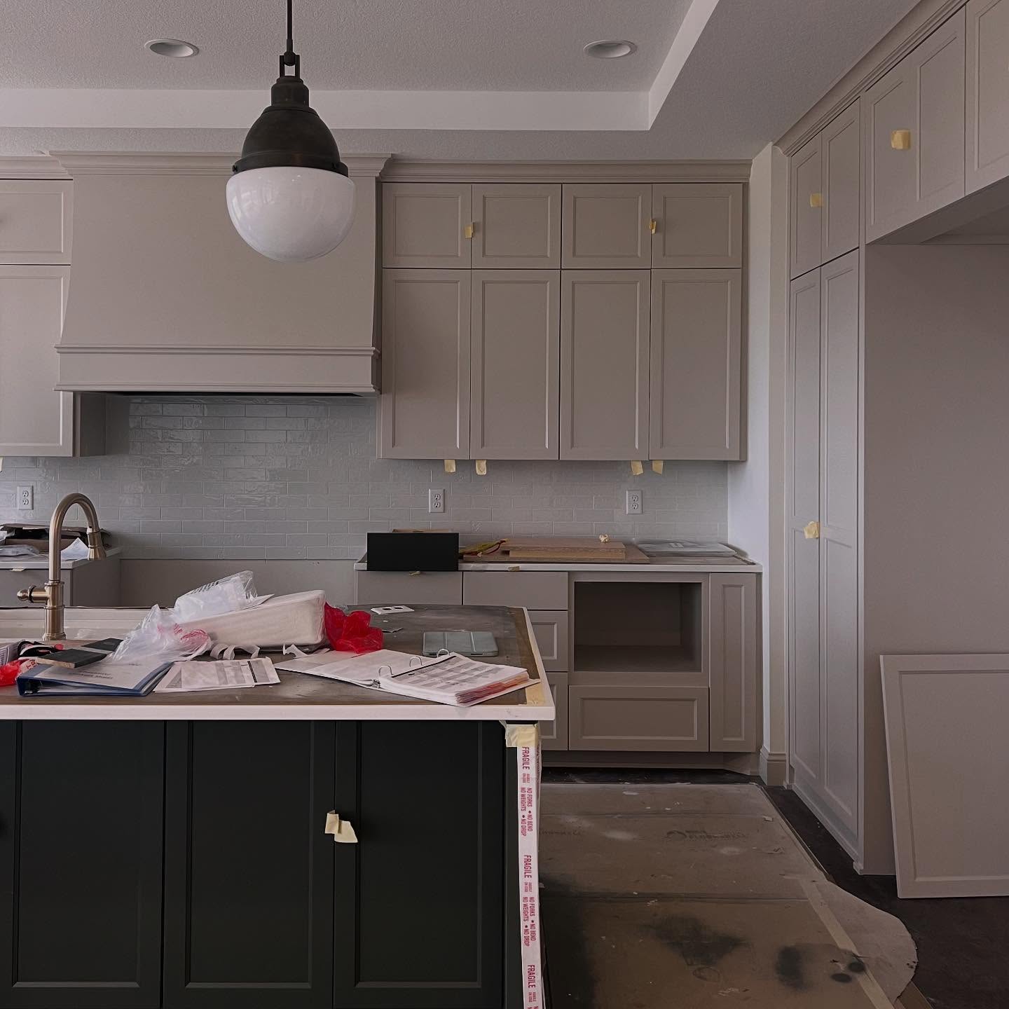 There’s nothing like walking onto site and seeing all the progress! We love watching our designs move from paper to reality and our #projectcolorfulclassic is no exception.
Build: @divinecustomhomes
Design: @haven.design.collective