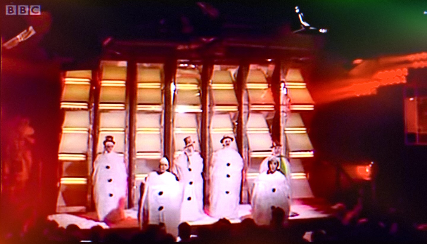 Dec 25th 1983- #OnlyYou is at #NumberOne for a 4th week- Christmas #topofthepops looked like this…!!
⛄️⛄️⛄️☃️☃️
🎄❄️🎁🎅👍
www.flyingpickets.com
#acappellamusic #bahdahdahdah #christmasnumberone #acappella #ontour2026 #snowmen #singingsnowmen #onlyyule