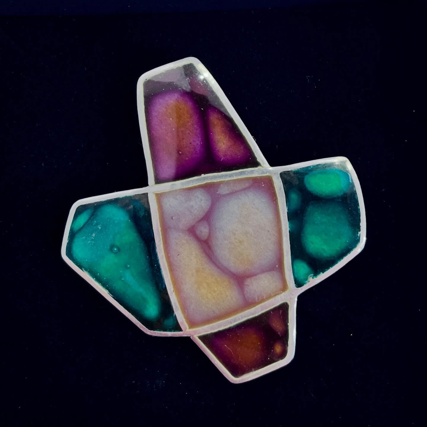 Broche « Origine »
Émaux sur argent ✨
Une pièce unique à porter comme une œuvre.
Jeux de transparence, profondeur et luminosité des couleurs, révélées par l’alliance subtile des émaux grand feu sur argent.
📍 Collection disponible en exclusivité
chez @_studioparallele_
12 rue Jules Guesde, Limoges — France
#bijoudart #artjewelry #contemporaryjewelry #emauxgrandfeu #enameljewelry #jewelryartist #galeriedart #bijouunique #pieceunique #artisanatdart #limoges #creationcontemporaine #collectorsjewelry