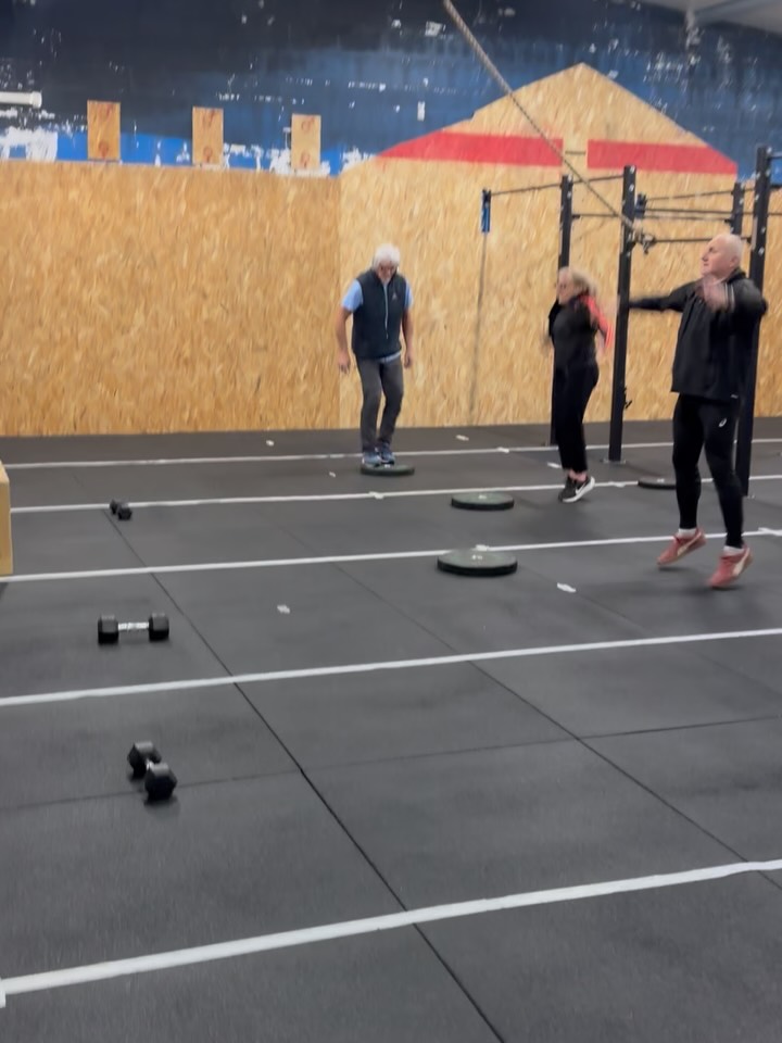 Quand tes parents se mettent au Crossfit
Fierté ! 💪🏋️🏋️♀️🏃🏃♂️
@myrmidon_squad_crossfit51
#crossfit #weights #lasolutioncestlemouvement #bodyweighttraining #sportsanté