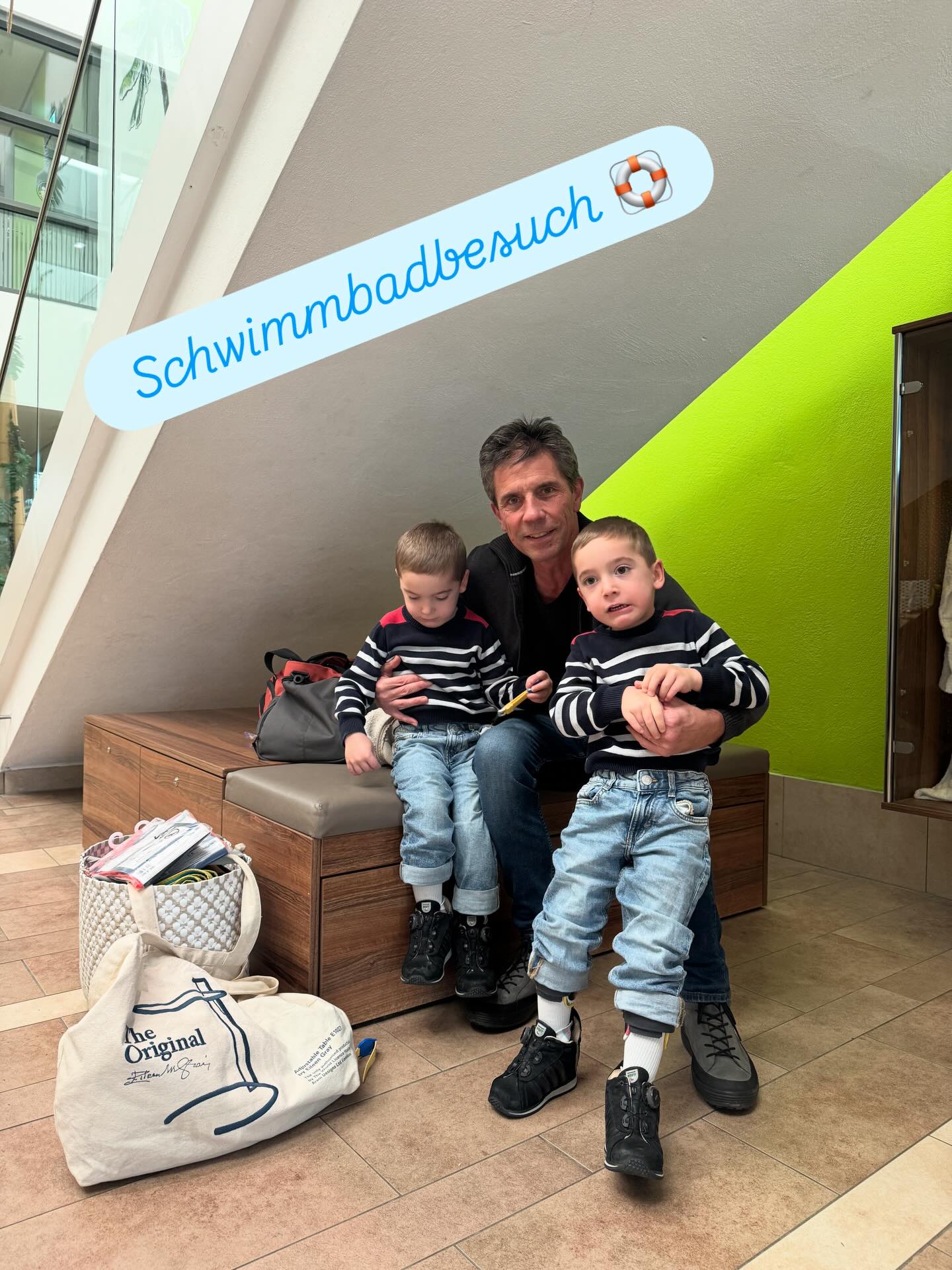 Schwimmbadbesuch 🛟
Gestern waren wir mit Andreas, unserem ehrenamtlichen Helfer aus dem #hospizvereinbamberg im Schwimmbad! Andreas kommt jede Woche 1-2 x zu uns und dann machen wir meist tolle Sachen zusammen!
Schwimmen und Plantschen ist unsere absolute Leidenschaft. Im Wasser fühlen wir uns ganz leicht und vergessen alles andere…
#hospizarbeit #starkwiezwei #kindermitbesonderenbedürfnissen #schwimmenmachtglücklich