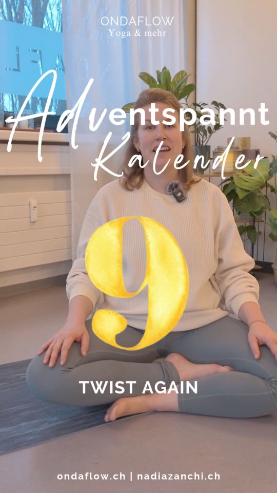 💫Türchen 9 | Twist again💫
Drehungen in der Wirbelsäule tun gut. Ich mag aktive Rotationen, wie hier gezeigt, sehr gerne, weil du mehr mit deiner Muskulatur arbeiten darfst und den Twist von innen anleitest. Deine Rückengesundheit dankt es dir😊
Die Rotationsmobilität in der Wirbelsäule ist unterschiedlich:
👉 Halswirbelsäule ca. 80 Grad
👉Brustwirbelsäule ca. 40 Grad
👉Lendenwirbelsäule ca. 10 Grad
🪩Kleine Challange: Kannst du in der Rotation jeden dieser Bereiche einzeln ansteuern und drehen. Nacheinander von unten nach oben oder nacheinander von oben nach unten.
Probiers gerne aus: Wie fühlt es sich an? Tut es gut?
Gerne teilen, kommentieren, reposten, liken und an Lieblingsmenschen weiterleiten💜
#twist
#drehung
#yogatherapie
#yogaeveryday
#gesundheit
#wirbelsäule
#adventskalender
#christmastime
