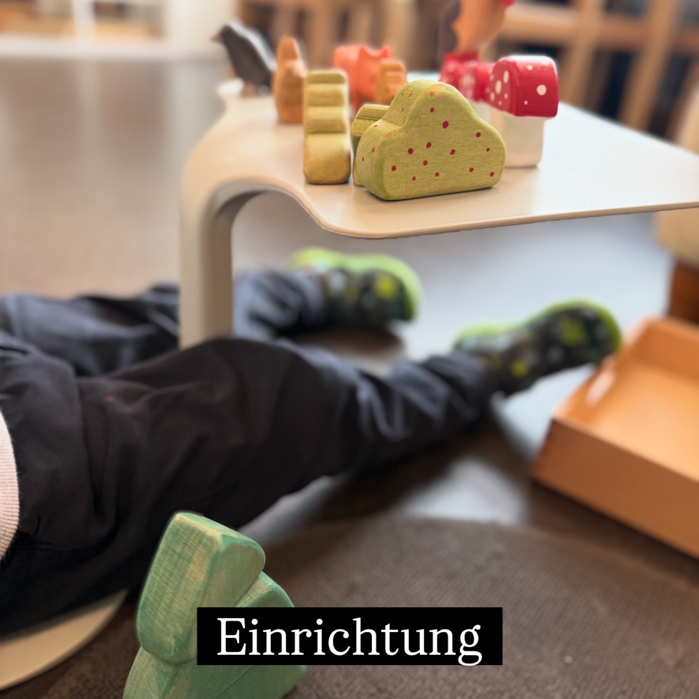 Einrichtung und Sitzgestaltung ✨
mit @lutzlanger.de 💪🏼
Werbung und #herzensempfehlung
Immer am Montag arbeiten die Kinder an unterschiedlichen Plätzen an den Teppichaufgaben.
Im Stehen, am Tisch, am Boden, auf dem Tripptrapp oder auf Balancierstühlen. 😊
Die Kinder finden die Teppiche mit ihrem Tierbild und suchen sich eine Aufgabe. Manchmal gebe ich auch eine Aufgabe vor.
Es ist spannend zu beobachten, welche Aufgaben von wem gewählt und wie sie gemacht werden. 🎉😃
nun haben wir eine weitere Möglichkeit an den Teppichen zu arbeiten - die mobilen Sitztische von @lutzlanger.de 😍
Die Kinder waren ganz aufgeregt, was da für ein riiiiiesen Paket angekommen ist. Es wurde gleich ausprobiert und sogar darum gestritten. 😂
Auch spannend dass die gleiche Aufgabe mit diese mobilen Sitztische ausprobiert wurde. (unabhängige Tage)
Die Sitztische sind stapelbar und einfach zu verstauen - finde ich.
Entdeckst Du sie auf Bild 12 ❓
Schon als Kind habe ich gerne im Zug den Tisch ausgezogen und "Büro" gespielt - es erinnert mich sehr daran, wenn ich den Sitztisch in den Kreis nehme.
Aber es ist superpraktisch = zack Du hast einen Tisch zum Theaterlä oder Aufschreiben. 💪🏼✨
Die Kinder dürfen im Freispiel die Sitztische holen - sie spielen sehr gerne Spiele vis a vis oder führen Theater auf. 🙃
köstlich zum Beobachten sage ich Euch.
Habt Ihr Fragen dazu❓