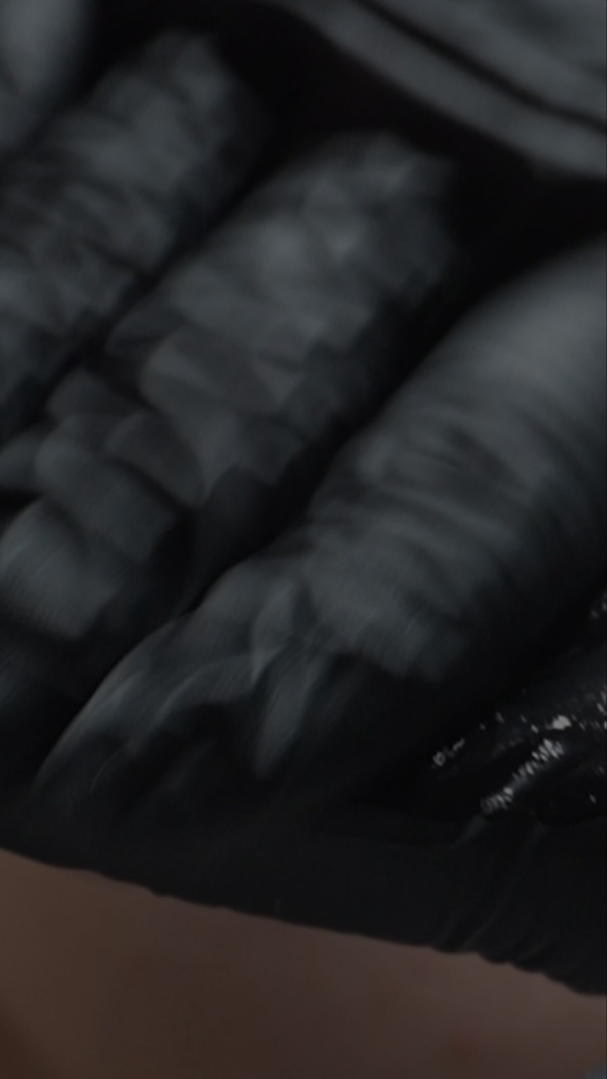 Ein zu aggressiver oder nicht passender Reiniger kann die Wirkung deiner gesamten Pflegeroutine beeinträchtigen.
Wenn sich deine Haut nach dem Waschen zu straff, trocken oder „überreinigt“ anfühlt, ist das ein klares Zeichen: Dein Cleanser hat nicht nur Schmutz und überschüssiges Öl entfernt, sondern auch wichtige Lipide und Feuchtigkeit, die deine Hautbarriere schützen.
Auf Dauer kann das zu folgenden Problemen führen:
- Gereizte oder empfindliche Haut
- Feuchtigkeitsverlust
- Unreinheiten und Irritationen
- Ein gestörtes Hautmikrobiom
Nach der Reinigung sollte sich deine Haut sauber, weich und ausgeglichen anfühlen – nicht gespannt oder ausgetrocknet.
Das Ziel ist eine Haut, die frisch und in Balance ist, nicht eine, die sofort nach Feuchtigkeit „ruft“.
#kosmetikstudiomünchen #hydrafacialmünchen #altstadtmünchen #hautpflegemünchen #microdermabrasionmünchen #ästhetikmünchen #skinconfidence #platzlmünchen