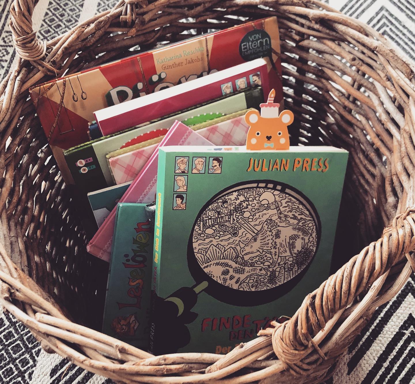 „Lesen ist ein grenzenloses Abenteuer der Kindheit.“
- Astrid Lindgren
Wie bringt man Kinder zum Lesen? Meine Tochter war eine ausgesprochene Lesemuffelin, es interessierte sie überhaupt nicht. Bis ich ihr Ende zweiter Klasse die Geschichte vom Maulwurf mit der Sonnenbrille schenkte. Es machte plötzlich „klick“ und sie realisierte: Da gibt es ja ganz spannende Bücher! Bei ihr war es allem Anschein nach so, dass sie noch nie vorher etwas gelesen hatte, das sie packte. Aber nicht alle Kinder ticken gleich und es müssen auch nicht alle Kinder zu Leseratten mutieren. Tipps, Kindern die Welt der Bücher schmackhaft zu machen sind:
- Selber lesen; vorleben, Vorbild sein.
- Regelmässige Bibliotheksbesuche: Wer schon von klein auf Bücher in seinem Leben hat, empfindet es als etwas Selbstverständliches.
- Zu Hause Bücher herumliegen haben.
- Über das Gelesene sprechen: Was hat man Interessantes erfahren, etc.
- Vorlesen, gemeinsam Geschichten anschauen. Wer sich selbst nicht für Bücher und Geschichten begeistern kann; Vorlesen ist auch eine gute (und absolut bindungsfördernde Sache) für Grosseltern etc.
- Interesse: Was mich nicht interessiert, interessiert mich nicht. Haben wir als Erwachsene ja genauso 🤪. Wo liegen die Interessen des Kindes? Für welche Themen lässt es sich begeistern? In der Bibliothek findet sich bestimmt etwas dazu.
- Geduld haben, nichts forcieren und ja keinen Druck ausüben.
Vielleicht habt ihr noch andere Erfahrungen gemacht, welche sich positiv auf das Leseverhalten eures Kindes ausgeübt haben? Da wäre ich gespannt drauf!
.
.
.
.
.
.
.
.
#bücher #bücherliebe #books #elternsein #family #familylife #wireltern #mamisein #mamasein #mamaleben #mom #maman #kinderbücher #jugendbücher #lieblingsbücher #lesen #leseratte #vorlesen #leseratten #momof3 #momofthree #mamaalltag #mamansuisse #maman #mamileben #mama