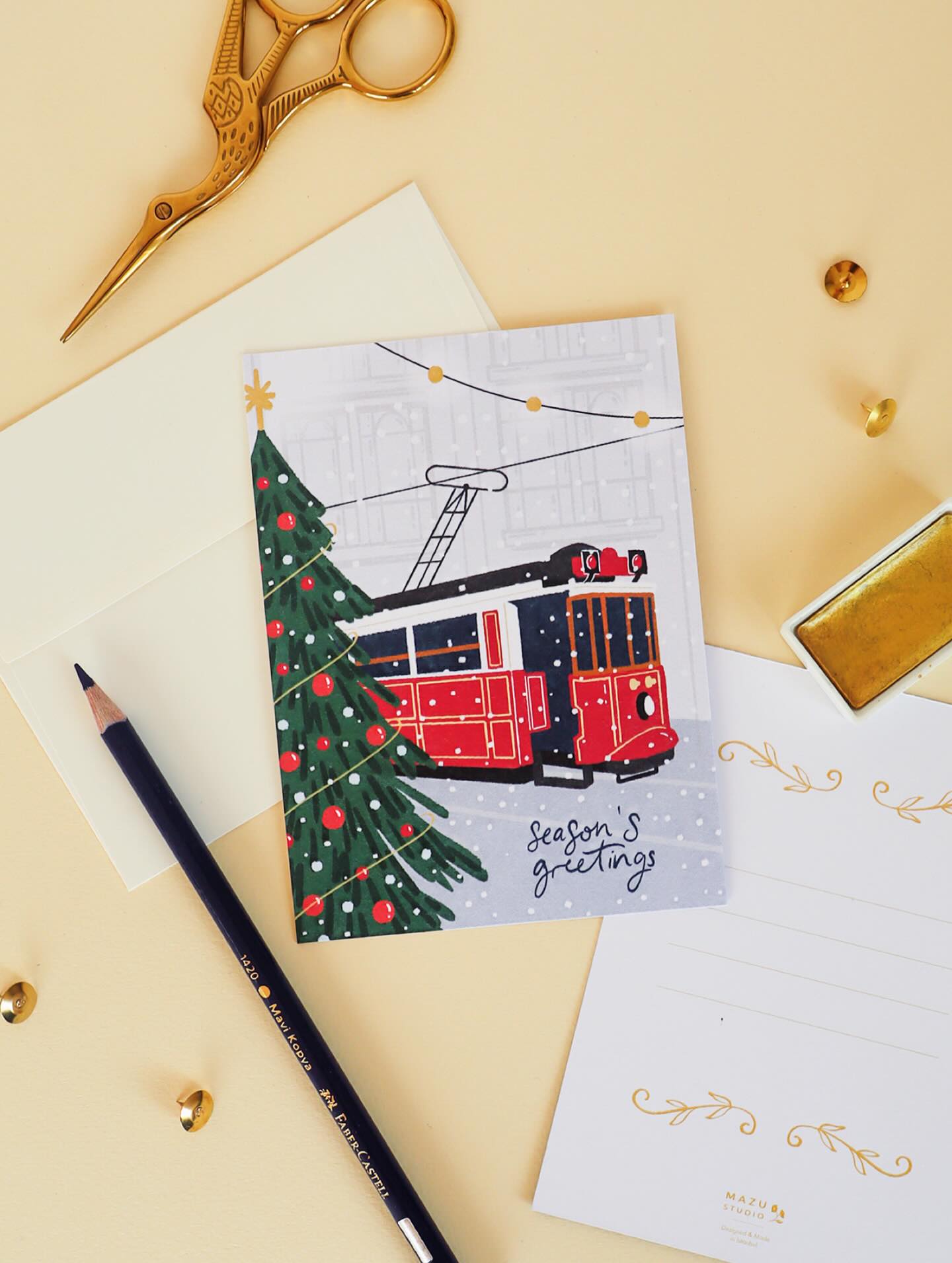 Yılbaşı, sevdiklerinize onlara ne kadar değer verdiğinizi söylemek için en güzel zamanlardan biri bence 🎄 Şahsen ben bana yazılan en ufak notu bile özenle saklayanlardanım 😌 Siz de 2026'ya girerken yılbaşı hediyelerinizi yanlarında özel notlarla vermek isterseniz, profildeki linke bekleniyorsunuz ☝🏼
.
#christmascard #greetingcarddesign #greetingcarddesign #holidayseason #newyearscelebration #giftideas