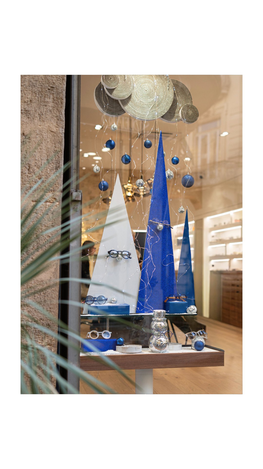 ✨ La magie de Noël s’invite chez nous !
Le magasin a revêtu ses plus belles couleurs pour les fêtes : des boules, des lumières, des paillettes… et bien sûr, des montures prêtes à briller sous le sapin ! 🎁👓
Passez nous voir, ne serait-ce que pour en prendre plein les yeux (et peut-être trouver LA paire à glisser au pied du sapin… 😉)
-
Idée cadeau l Opticien Montpellier l Idée cadeau Montpellier l Noel 2025