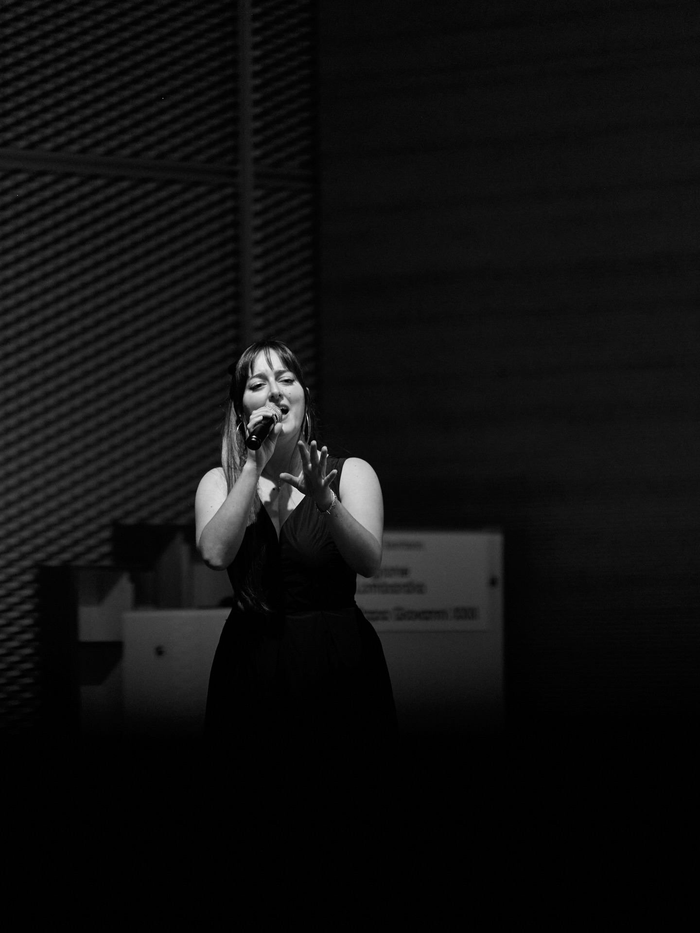 Come presidente de La Musica del Cuore, ogni volta che salgo sul palco porto con me non solo la mia voce, ma la mia storia.
Sono nata con una cardiopatia congenita, e vedere oggi quest’associazione crescere, creare bellezza, unire persone, dare spazio ai giovani artisti… è qualcosa che ancora mi commuove.
Inaugurare ufficialmente la nostra collaborazione con l’Ospedale Papa Giovanni XXIII di Bergamo (@asstpg23 )è stato un onore immenso e un sogno che avevo nel cuore da anni.
Un sogno che finalmente è diventato realtà.
Le nostre canzoni, i nostri progetti, il nostro messaggio — tutto parte da un’unica verità: le cicatrici, visibili e invisibili, possono diventare arte, possono diventare oro. ✨
Grazie a chi c’era, a chi ci ha sostenuto e ci sostiene sempre. A chi continuerà a credere con noi in questo cammino e ci ha permesso di creare questo progetto fantastico.
È solo l’inizio. 🤍
Un abbraccio,
Gio 🌸